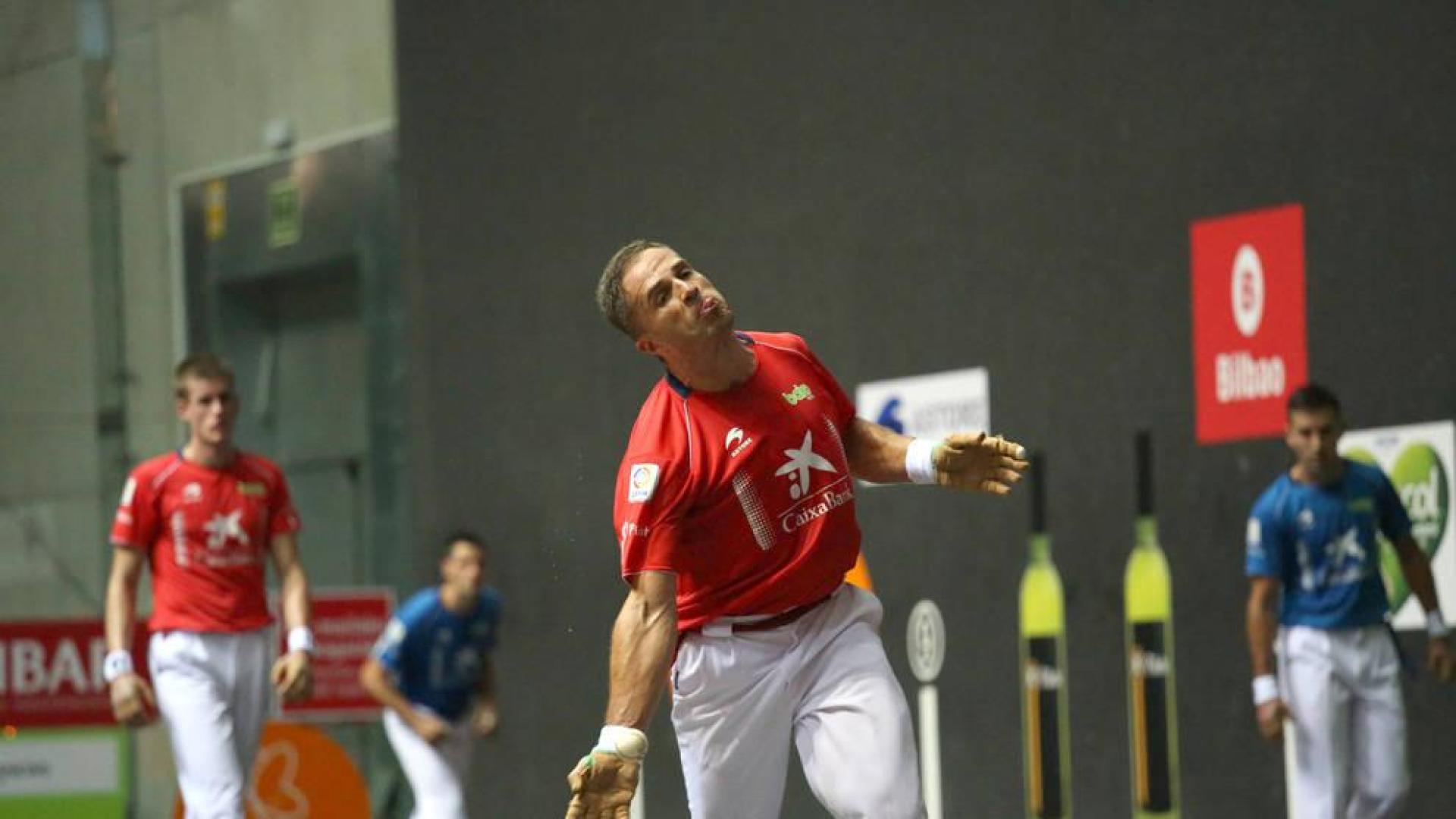 Aimar Olaizola trata de golpear una pelota durante la semifinal de ayer de la Aste Nagusia.