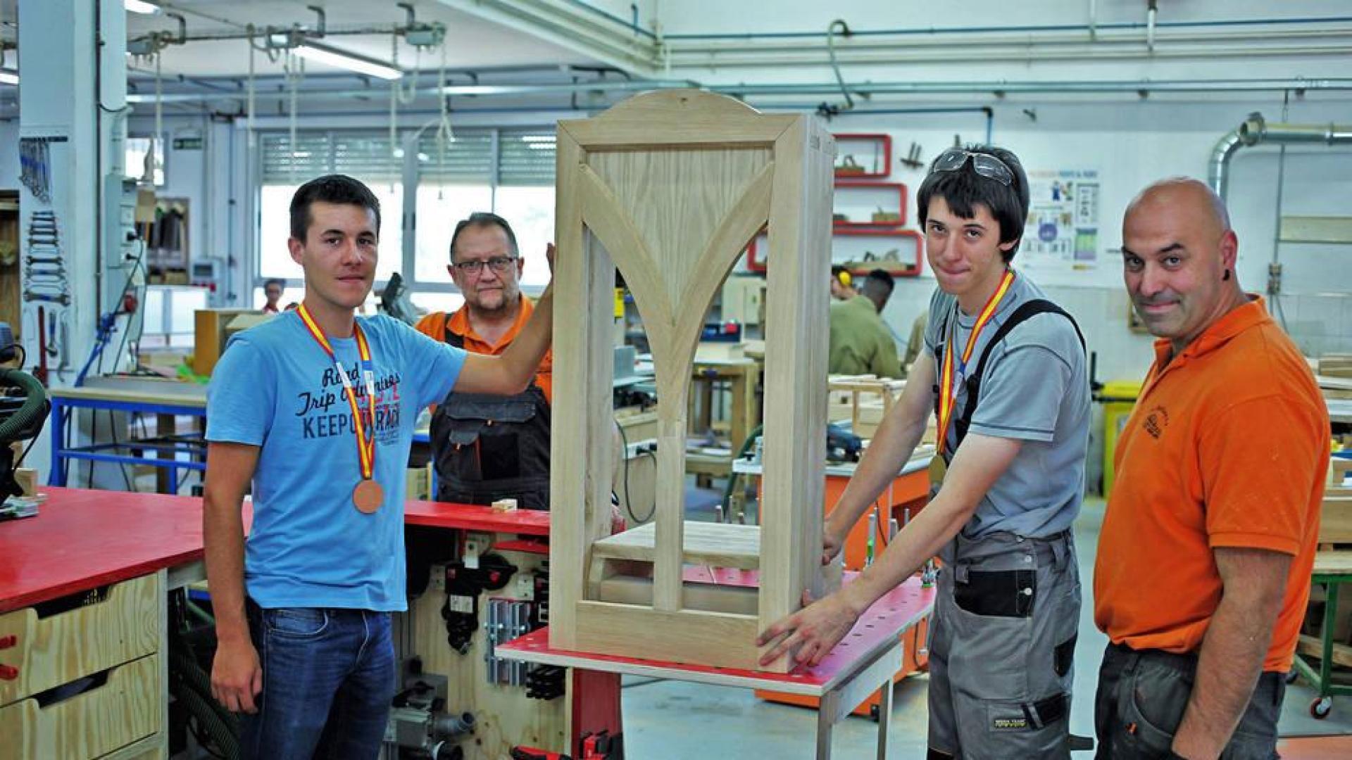 De izquierda a derecha: David Lopez Ciordia (quedó 3º en ebanistería en el certamen nacional ), Alfonso Erro Ibero, Oier Neol Burlada y Fernando Ziganda Urdanpilleta en el taller de Donibane.