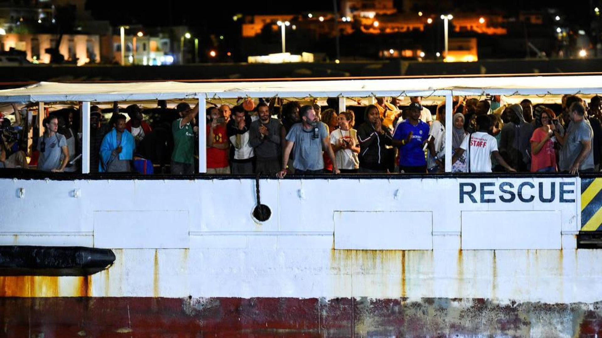 El barco de Open Arms llegando al puerto de Lampedusa con los migrantes rescatados