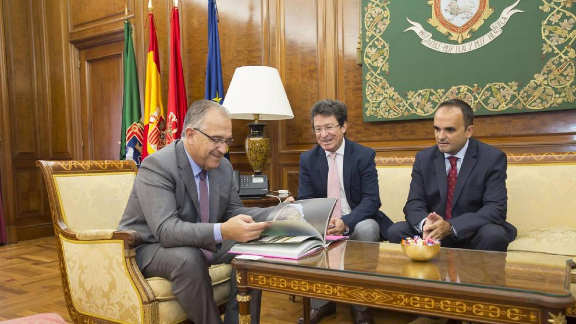 Enrique Maya y el embajador de Ecuador en España, Cristóbal Fernando Roldán Cobo.