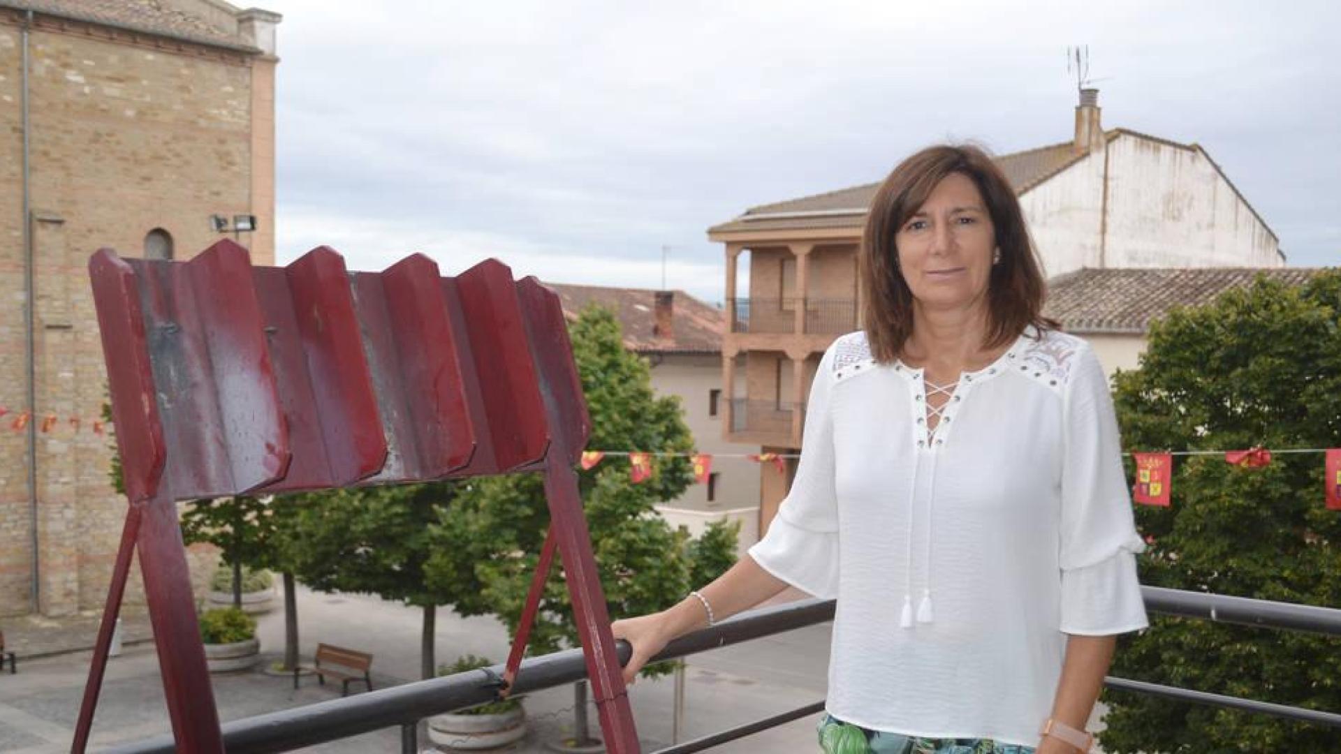 La alcaldesa de Mendavia, Mª José Verano, en el balcón consistorial donde hoy lanzará el chupinazo de su localidad.