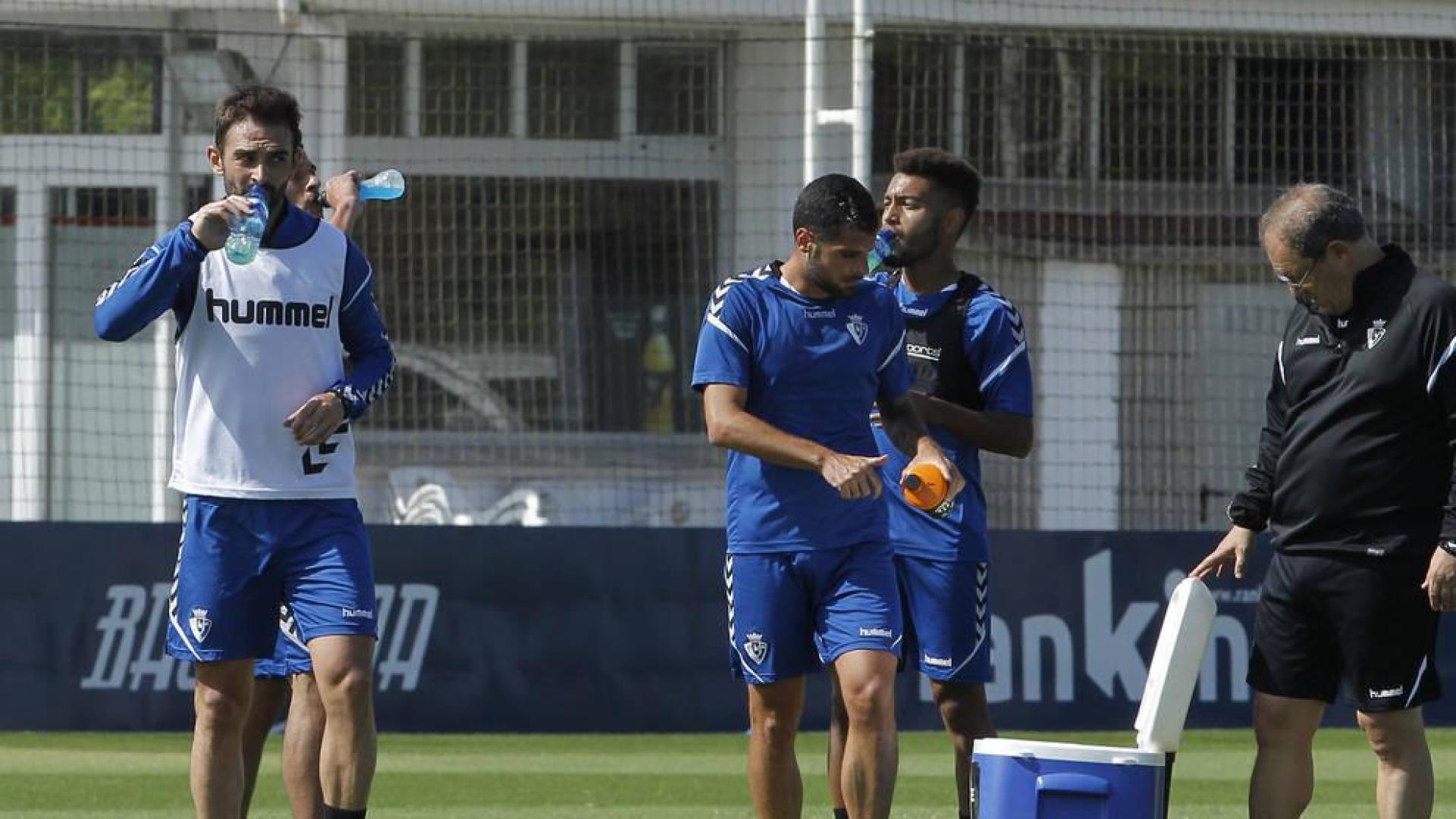 Adrián, Fran Mérida y Otegui se hidratan en un entrenamiento.