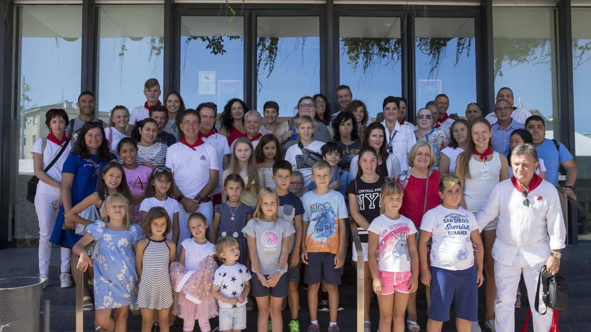 El Ayuntamiento de Noáin-Valle de Elorz homenajeó a los 60 menores ucranianos que, a través de la Asociación Segunda Familia, pasan dos meses en la Comunidad Foral.