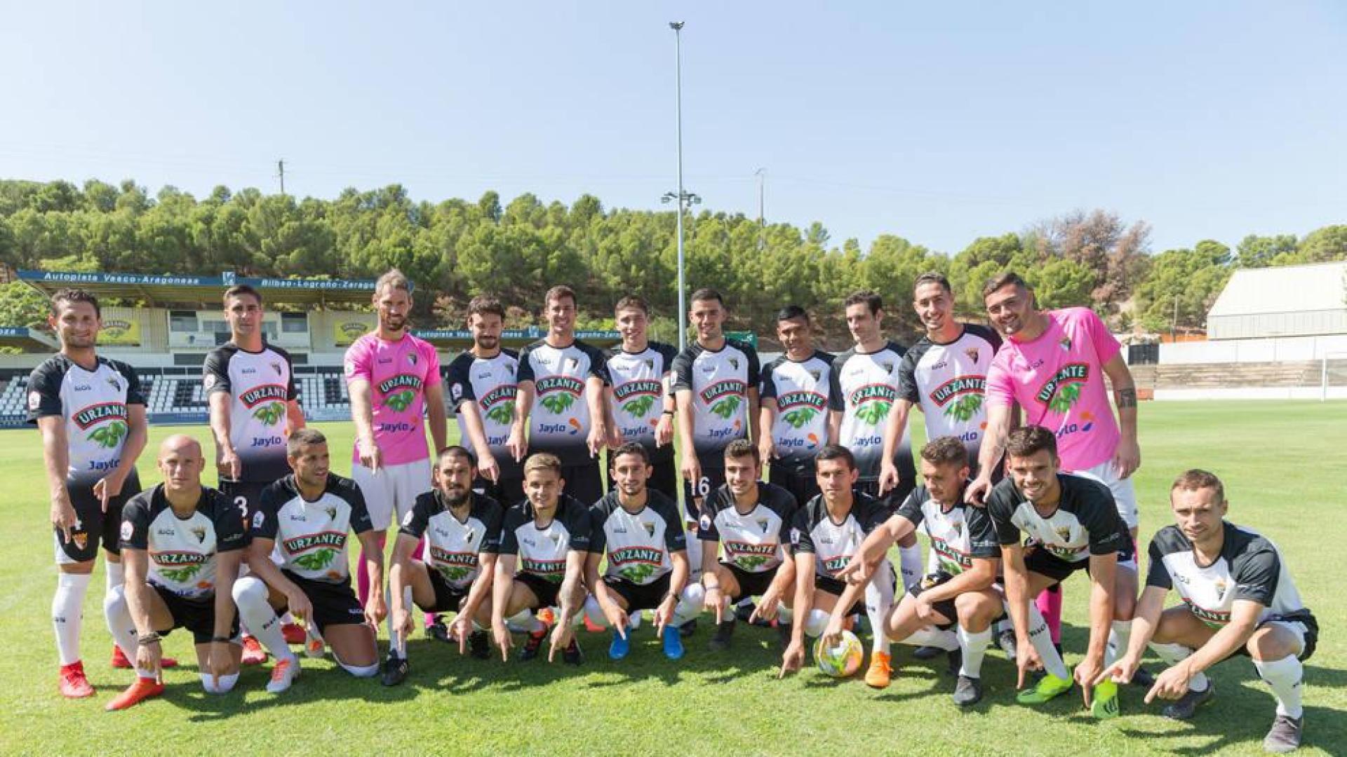¡A POR LOS ROJILLOS! Los jugadores del Tudelano señalan a los jugadores del Promesas, que hoy serán sus rivales en la lucha por los tres puntos.