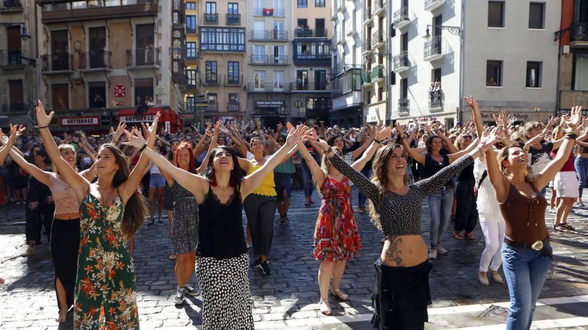 Aficionadas al flamenco bailando un palo con alegría en la plaza Consistorial.