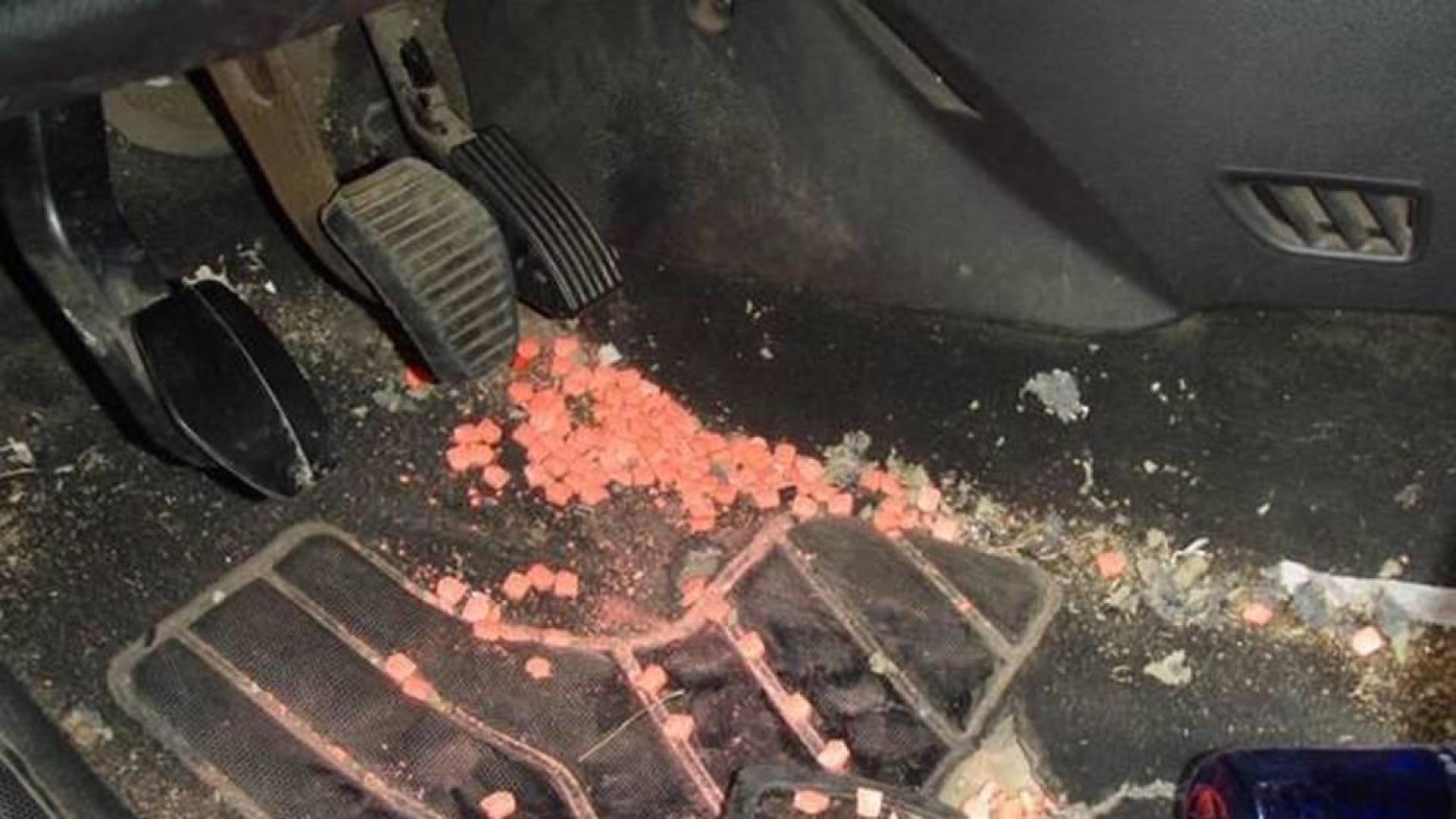 Bolsa de pastillas en el interior del vehículo.