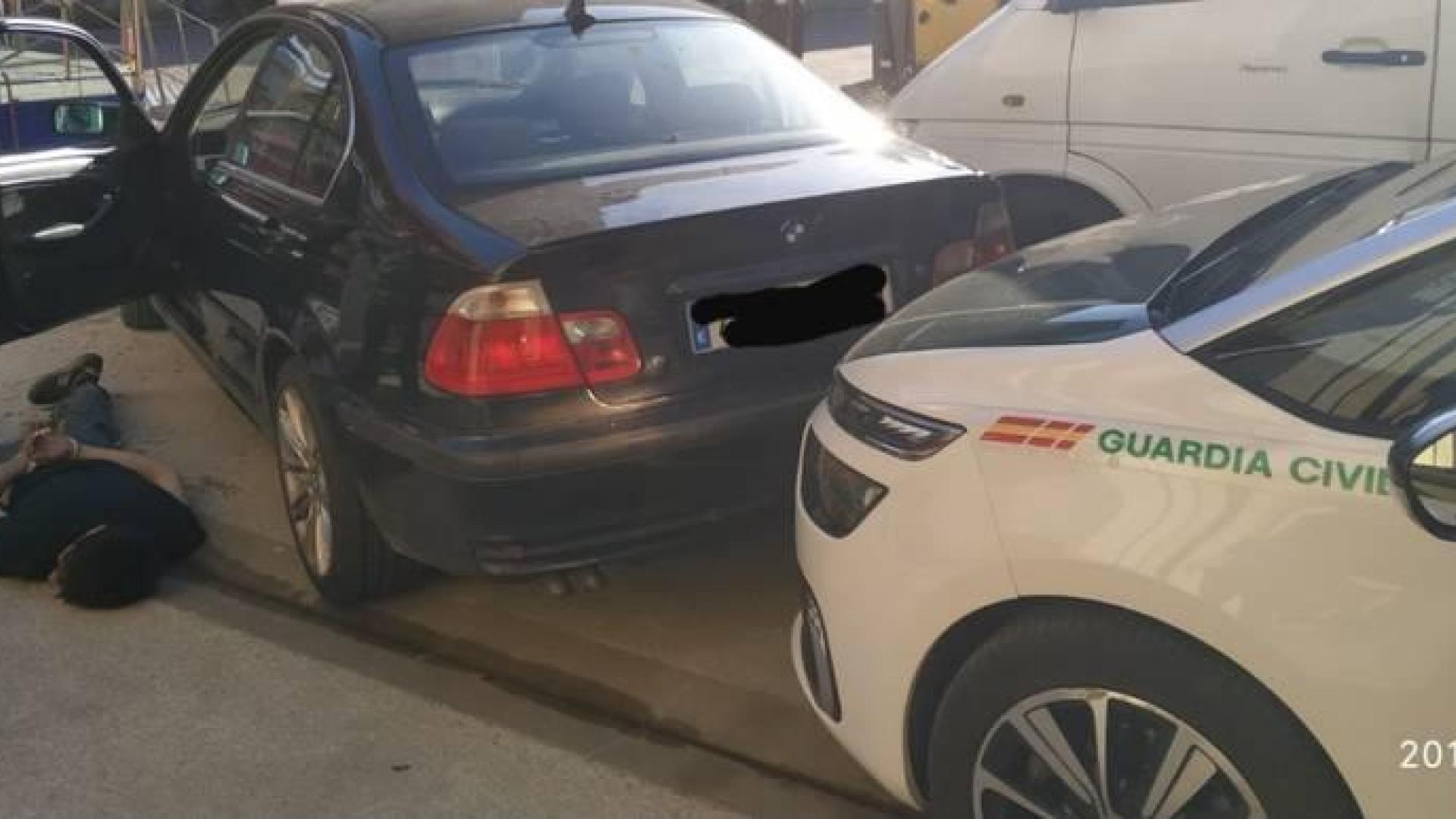 Huye tras intentar arrollar a una patrulla de la Guardia Civil y da positivo después