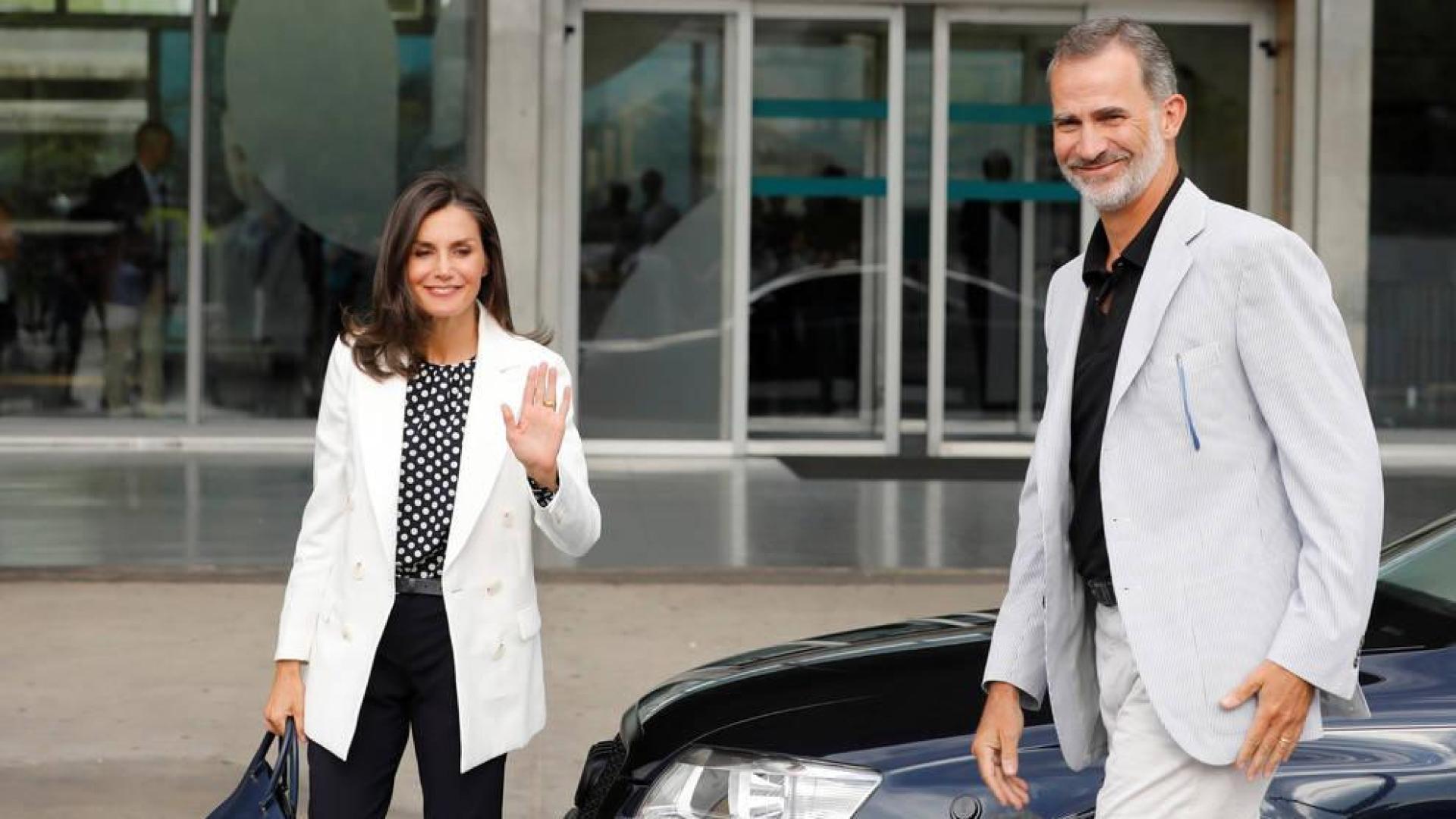 Los reyes Felipe y Letizia visitan al rey Juan Carlos en el hospital