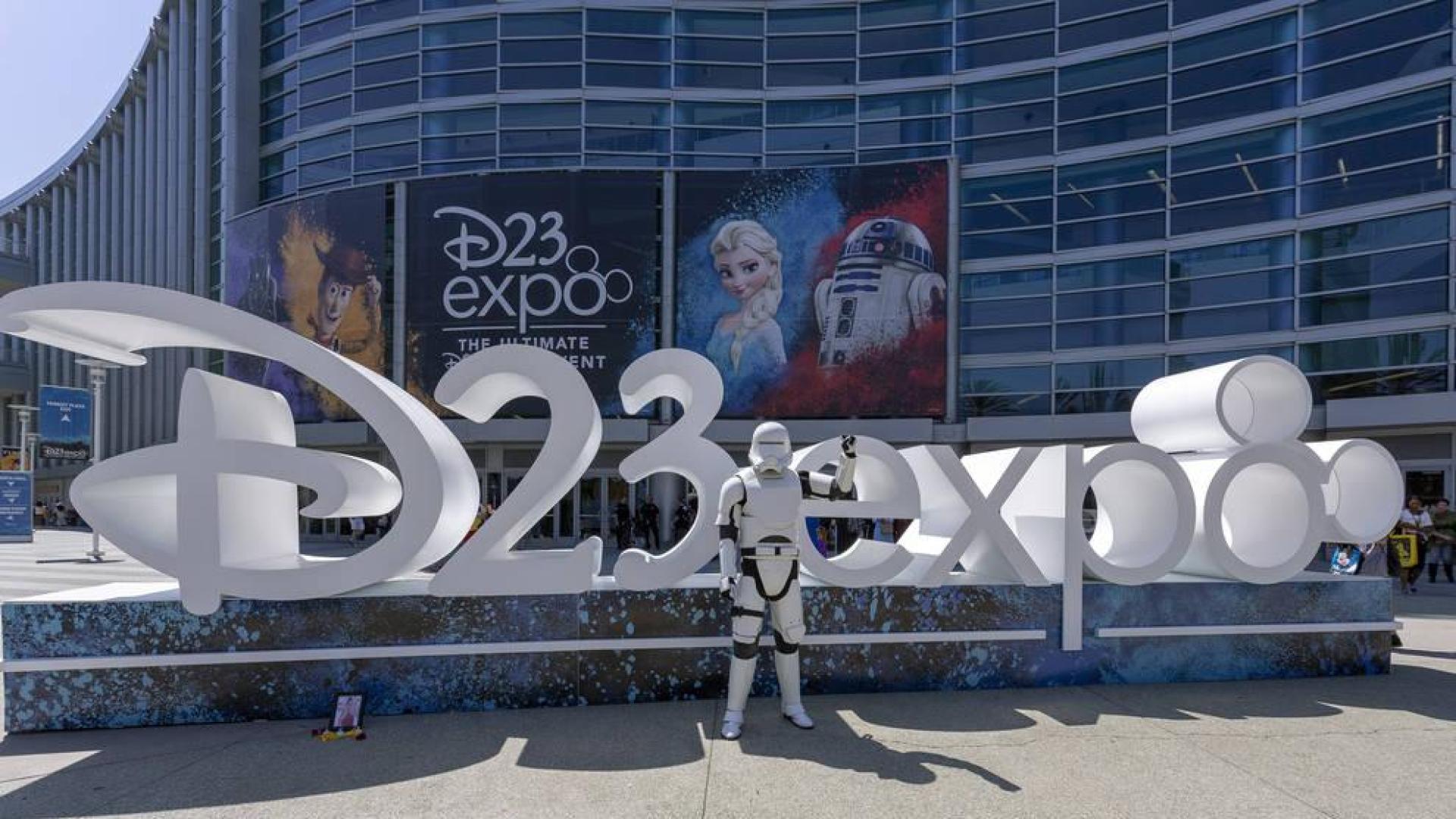 Un Storm Trooper de la saga 'Star Wars', frente a la D23 Expo en Anaheim (California).