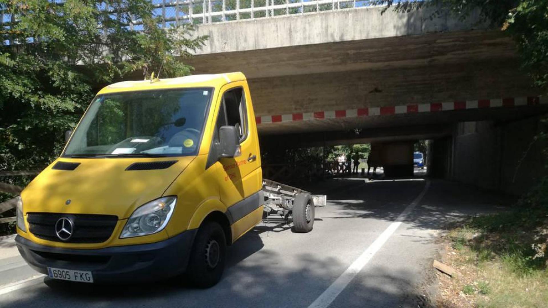 Accidente de camión en el puente de la avenida de Navarra.