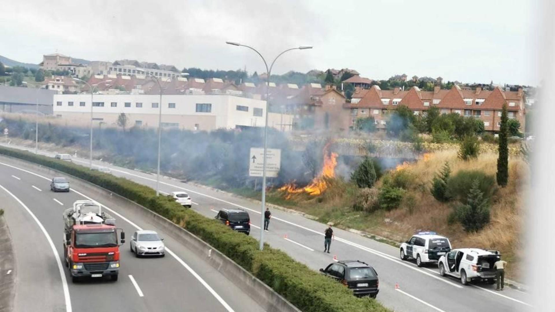 Un incendio declarado junto al British School en Gorráiz se acerca a las piscinas de Olaz