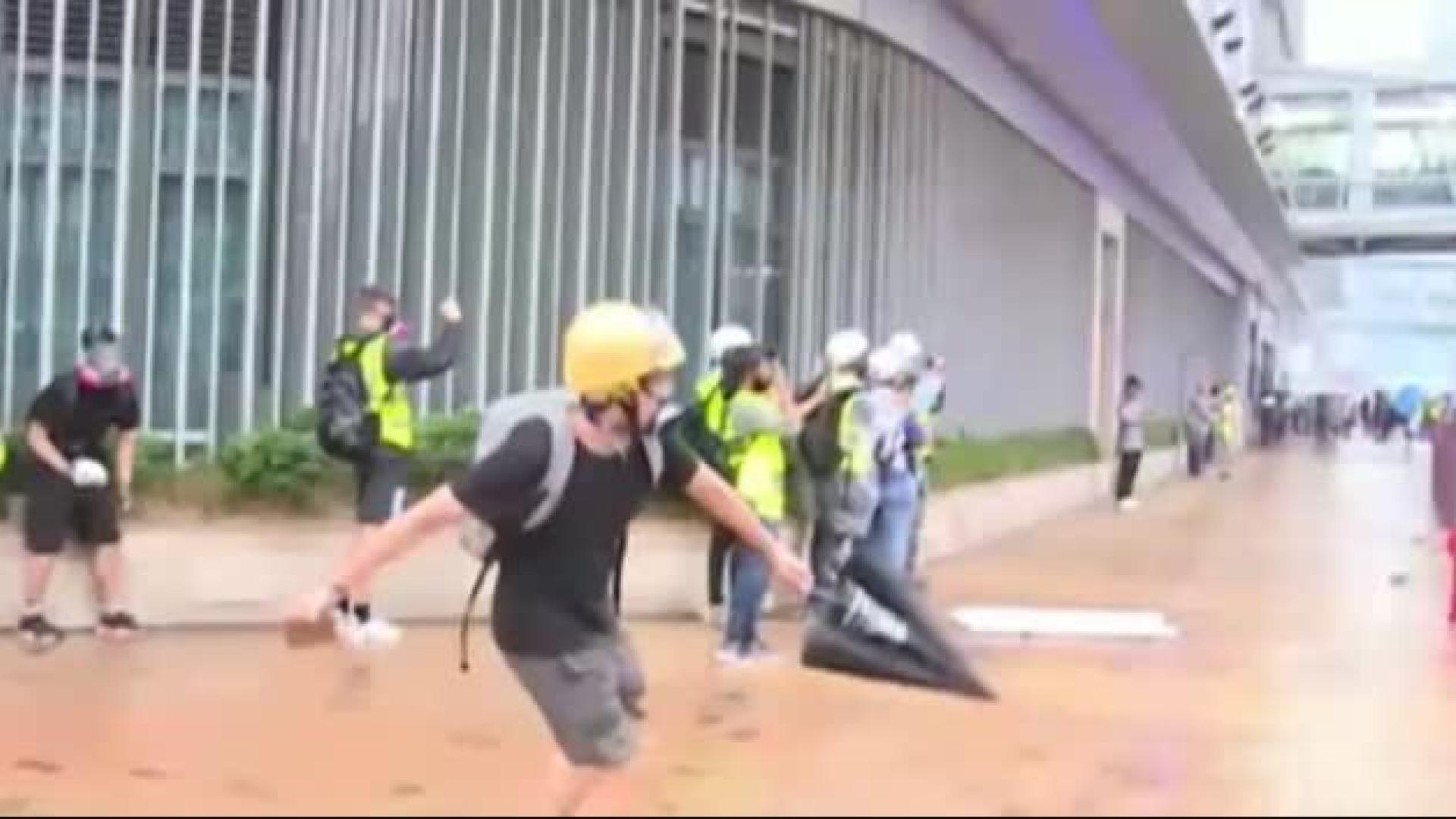La policía de Hong Kong detiene a 36 personas durante la última jornada de protestas
