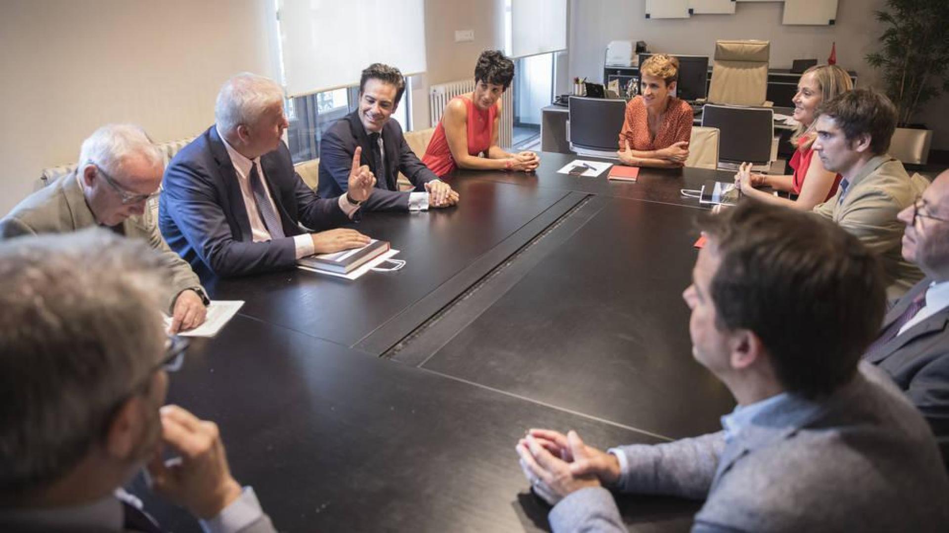 ENCUENTRO EN PALACIO. El que habla es  Burkhard Balz, consejero del Bundesbank; a su lado, Pablo Zalba y la consejera Elma Saiz. Enfrente, la presidenta navarra  María Chivite, la vipresidenta del BEI,  Emma Navarro, el asesor Miguel Moreno; el presidente de Diario de Navarra, Virgilio Sagüés, y Mikel Irujo, de Acción Exterior.