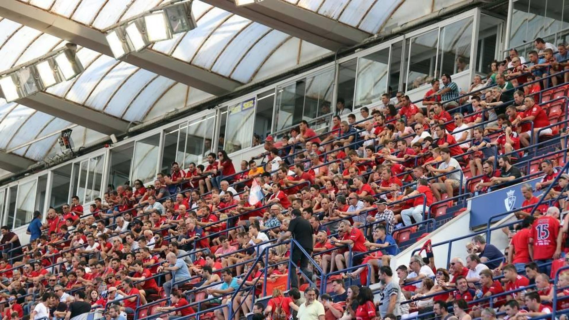 Fotos del búscate en la grada del Osasuna - Eibar
