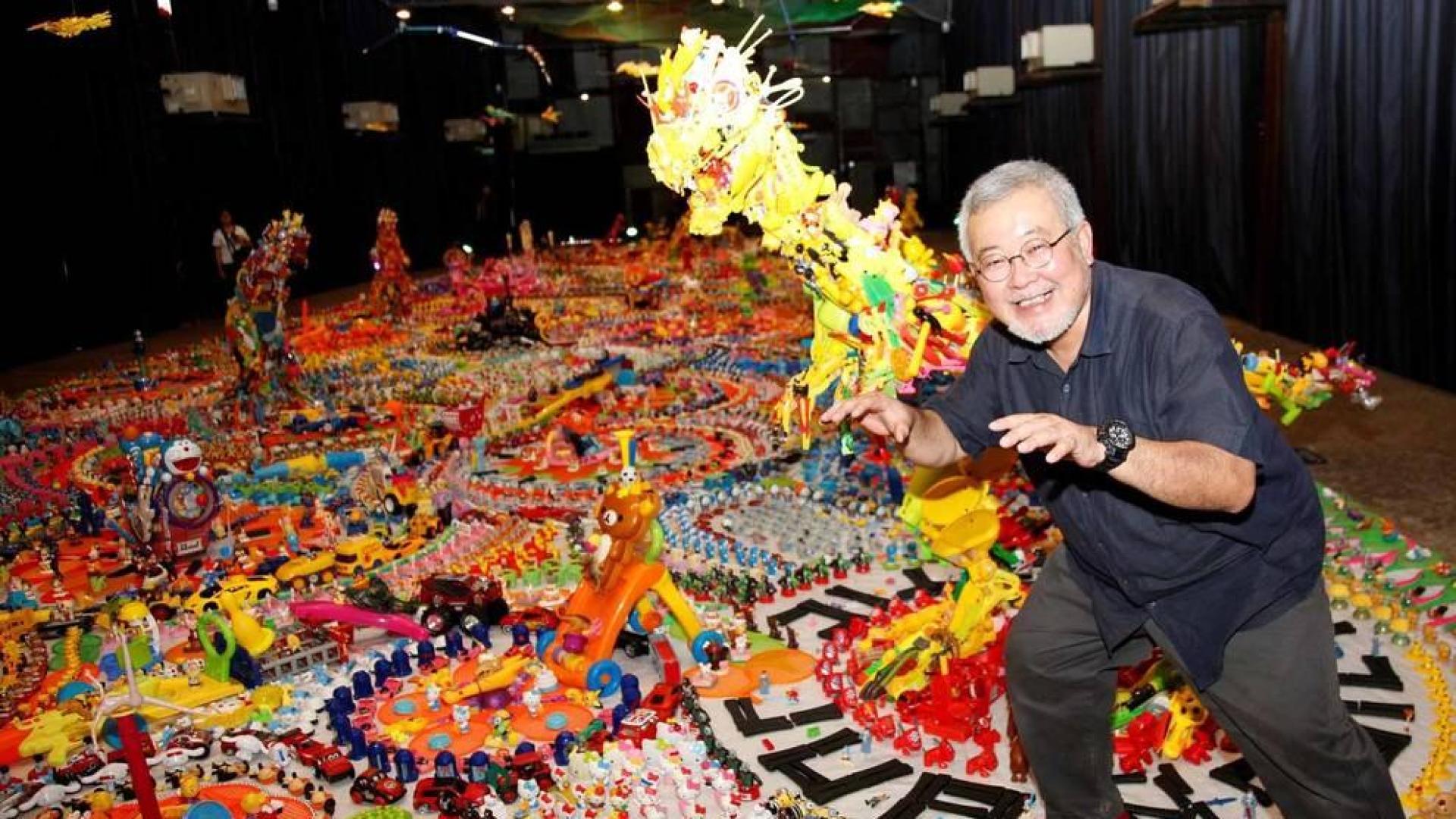 El artista japonés Hiroshi Fuji junto a su obra en el ChangChui Creative Park, en la ciudad de Bangkok