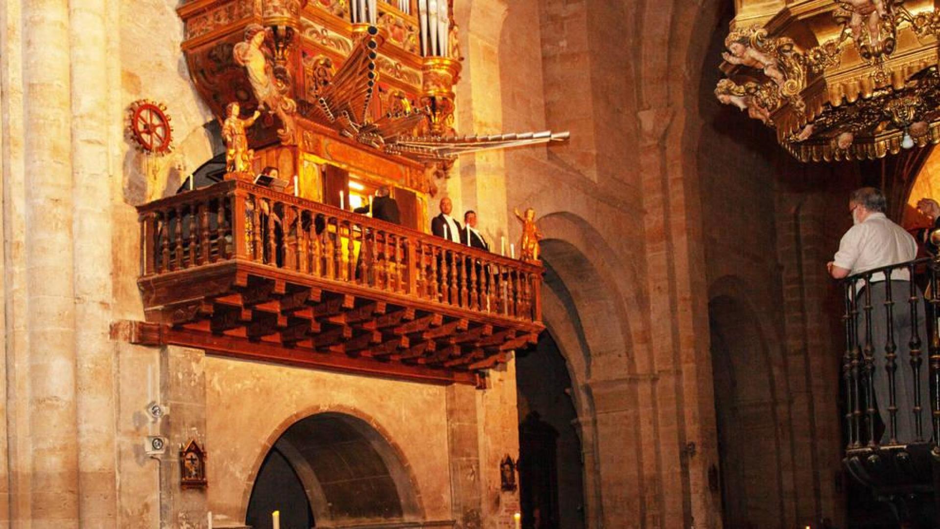 Las avemarías de distintos compositores abarrotan el Monasterio de Fitero
