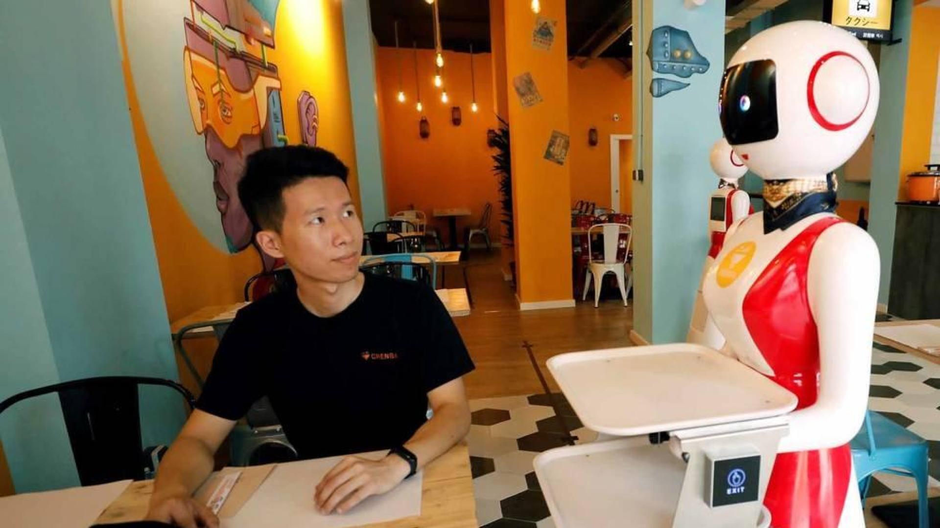 Se llama Crensa y es un restaurante que abre este lunes en el barrio valenciano de Benimaclet, pero con algo que le hace único en España: sus dos camareras son robots, responden al nombre de Mulán y sirven los pedidos con tanta educación como al pedir paso para llevar sus platos y llamar cariño al cliente.En la imagen, el dueño chino del restaurante, Erik Yan