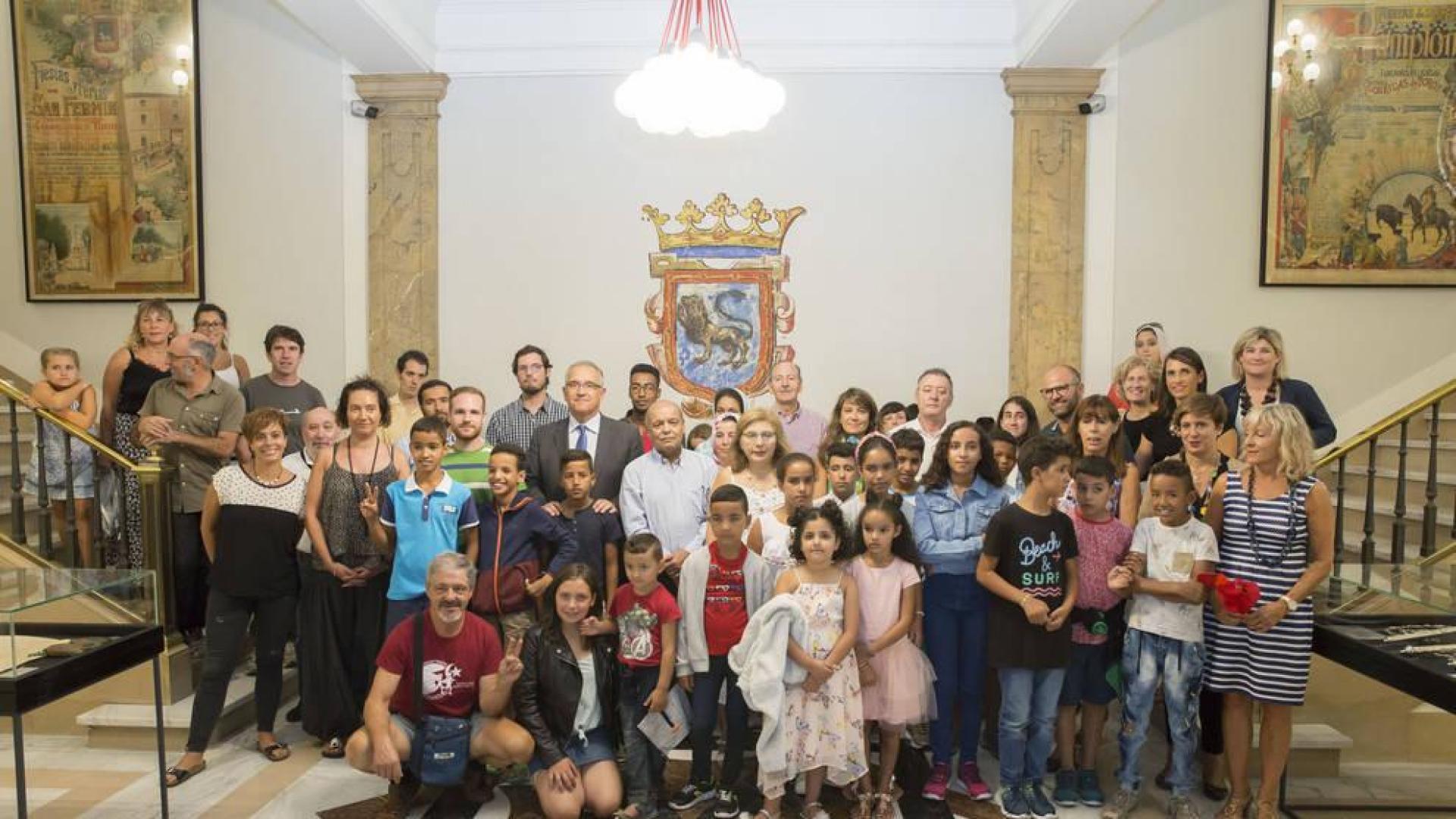 Maya recibe a una veintena de niños saharauis que pasan el verano en Navarra