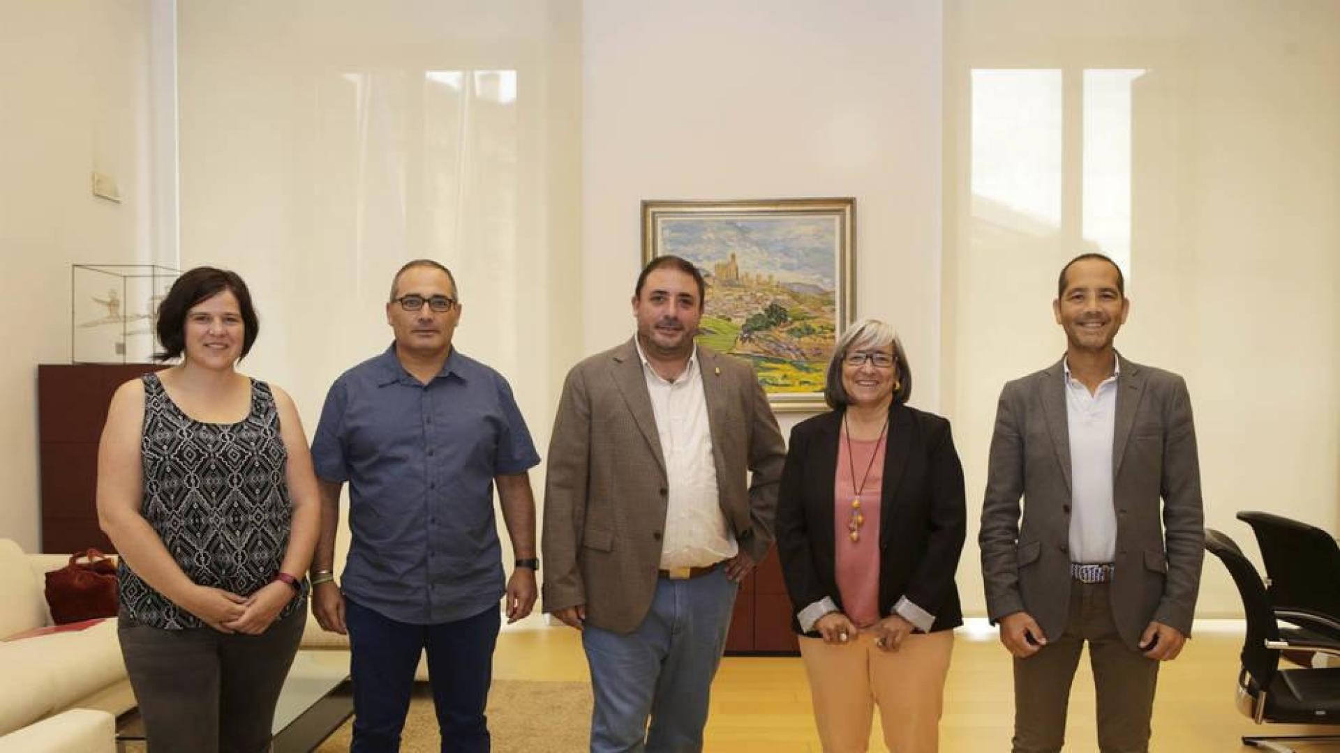 Carmen Burgui, José Antonio Delgado, Unai Hualde, Mariluz Sanz y Manuel Arellano, en la reunión que han mantenido en el Parlamento de Navarra.
