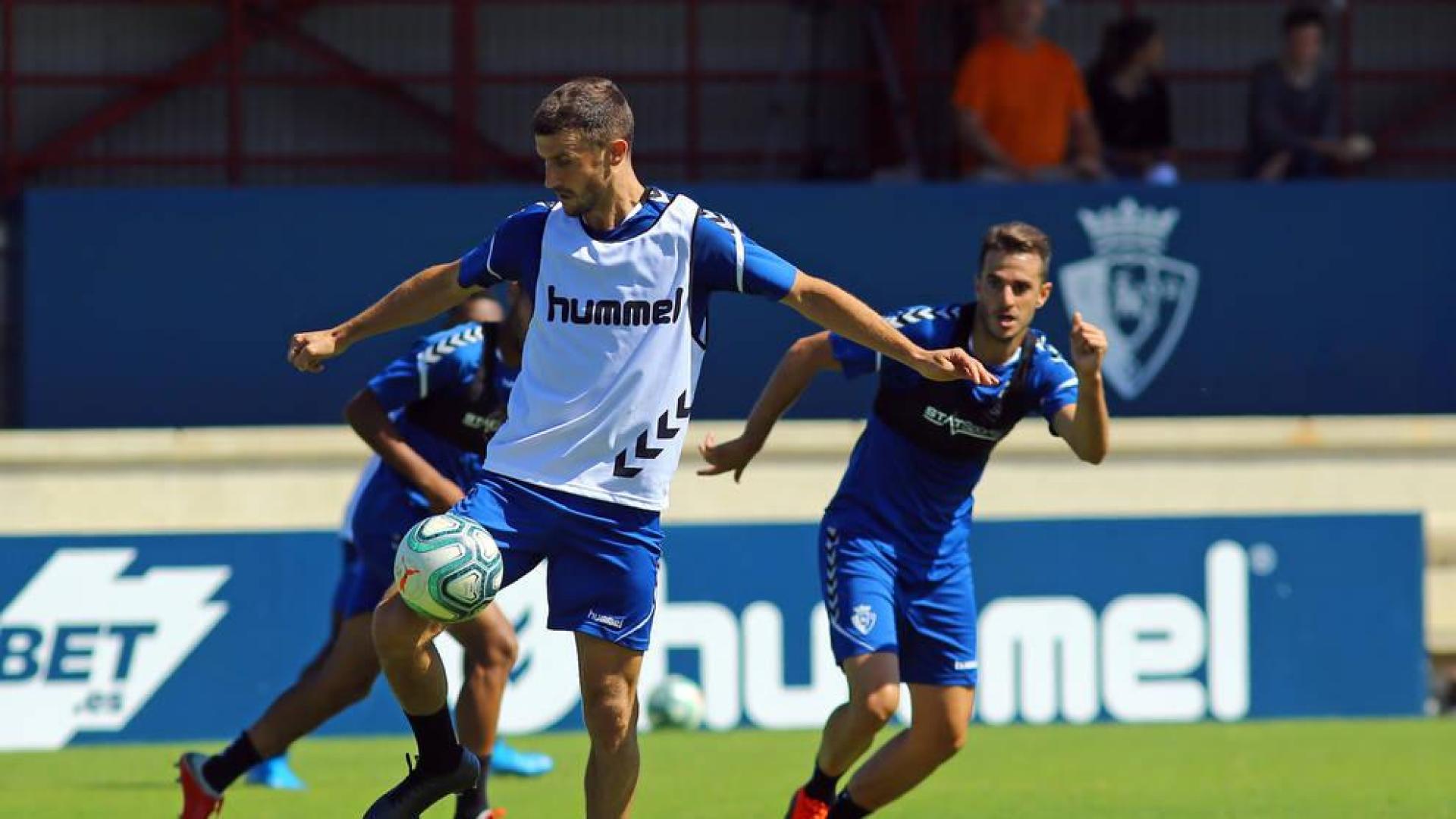 Oier trabaja de forma parcial con el grupo en el regreso de Osasuna a los entrenamientos