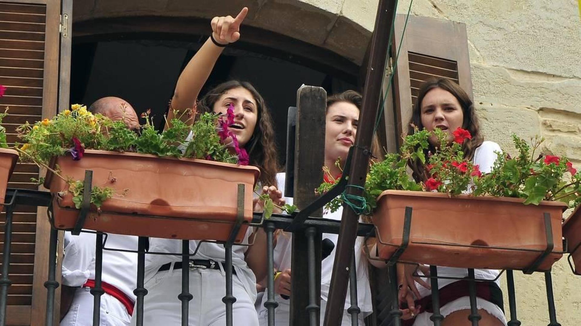Todas las fotos del cohete de fiestas de Pitillas, celebrado este año en honor a los voluntarios de las inundaciones. Además, a los recién nacidos se les impuso el pañuelo junto a sus padres.