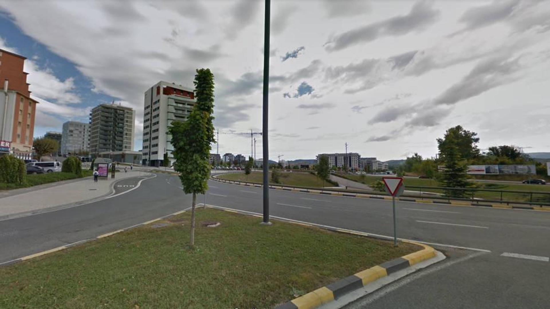 Dos heridos tras perder el control de su moto y caer sobre la vía en Pamplona