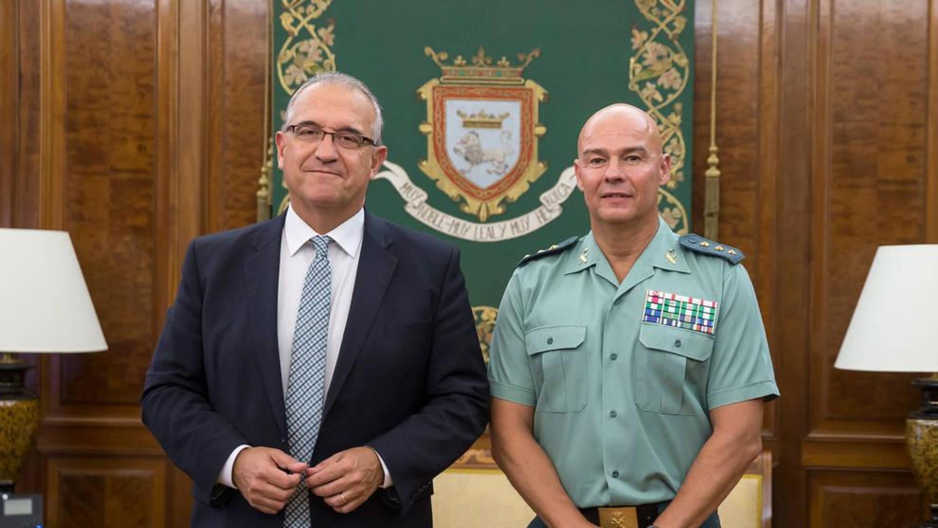 El alcalde de Pamplona recibe al jefe de la Guardia Civil en Navarra