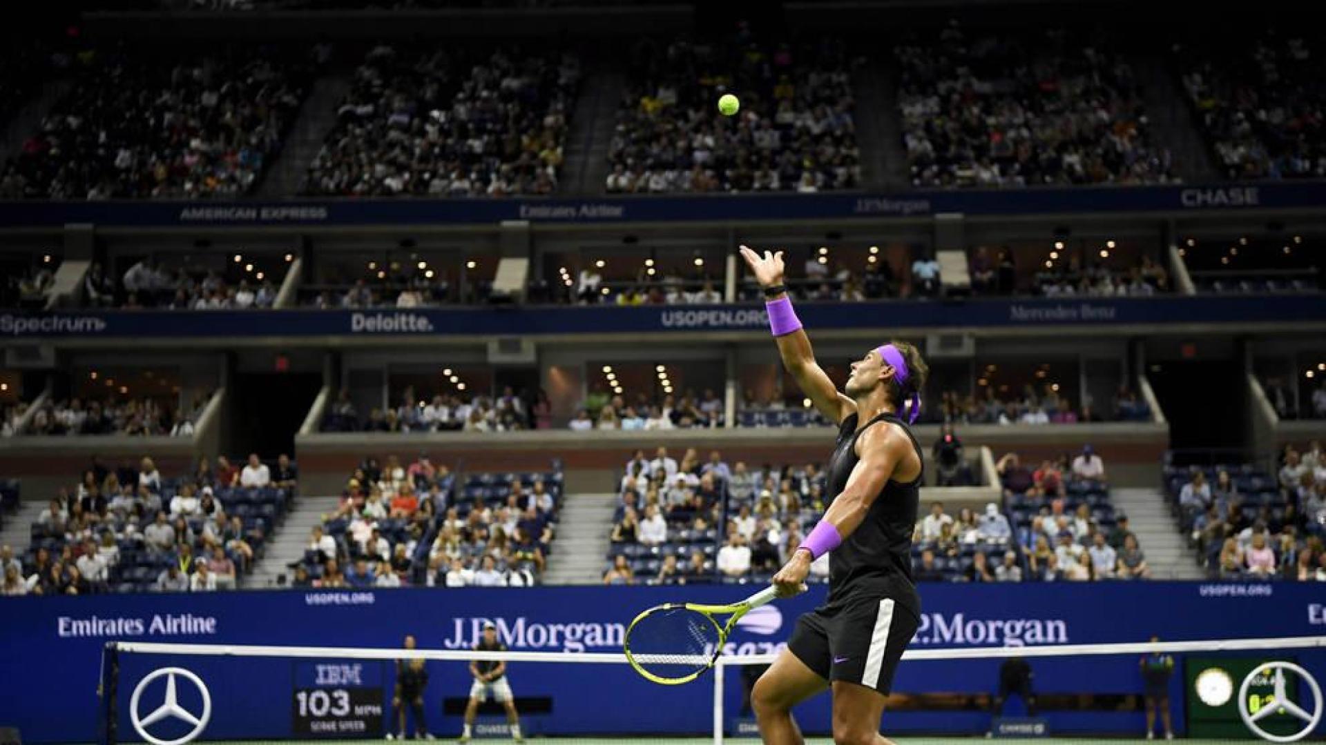 Rafa Nadal saca durante su partido contra John Millman.