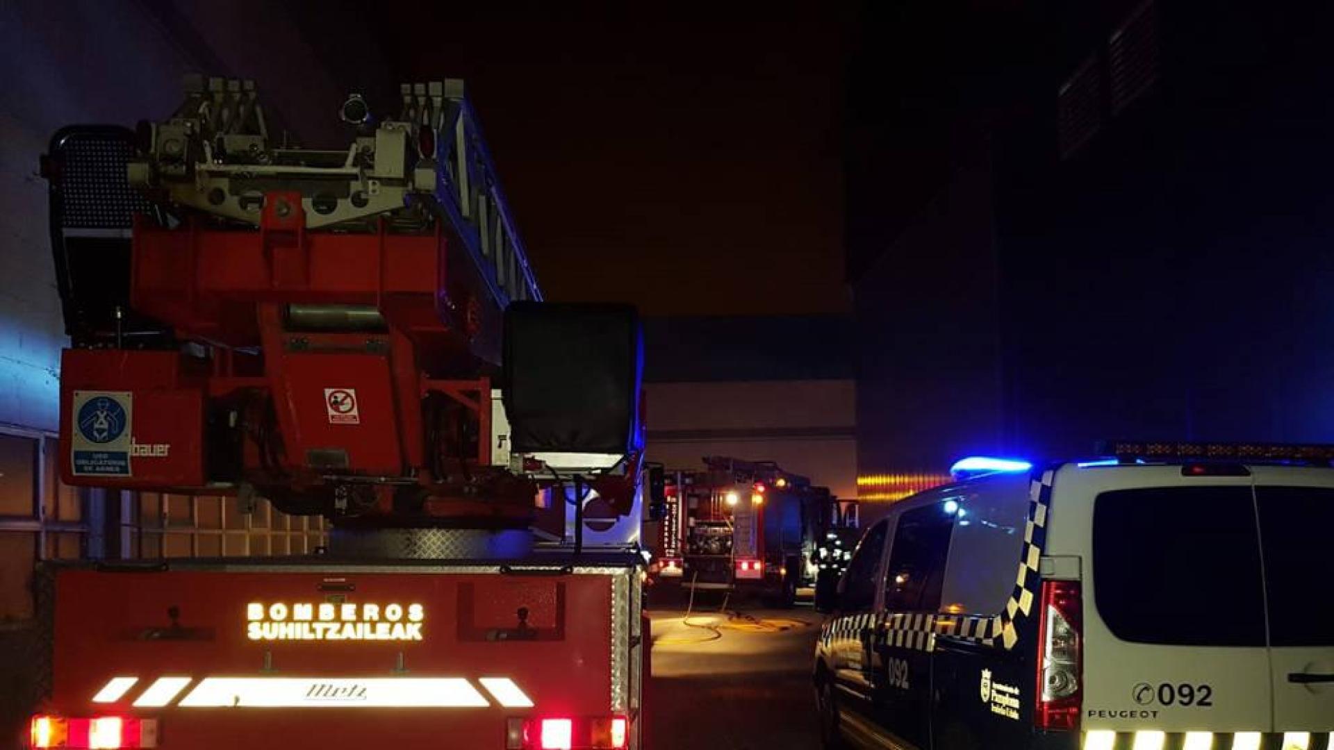 Los bomberos sofocan un incendio en la empresa Koxka, en Landaben