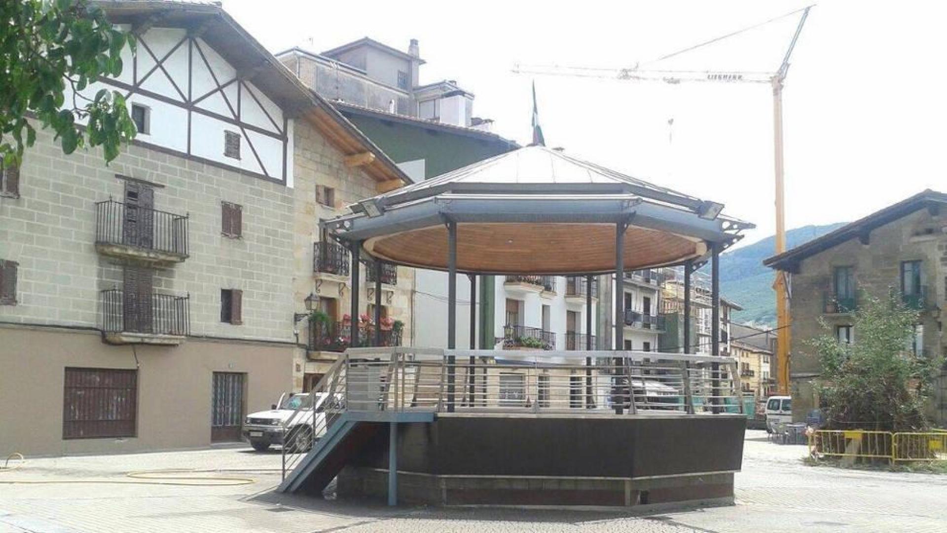 El nuevo Ayuntamiento de Alsasua limpia de pintadas la plaza