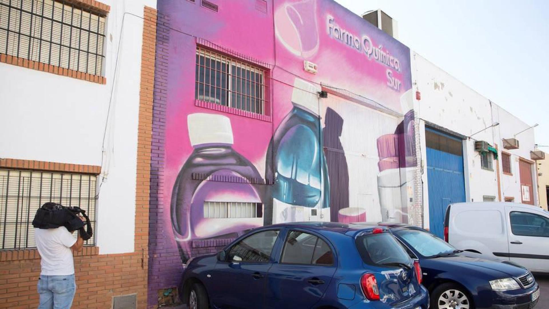 Fachada de la nave industrial de la empresa Farma-Química Sur SL.