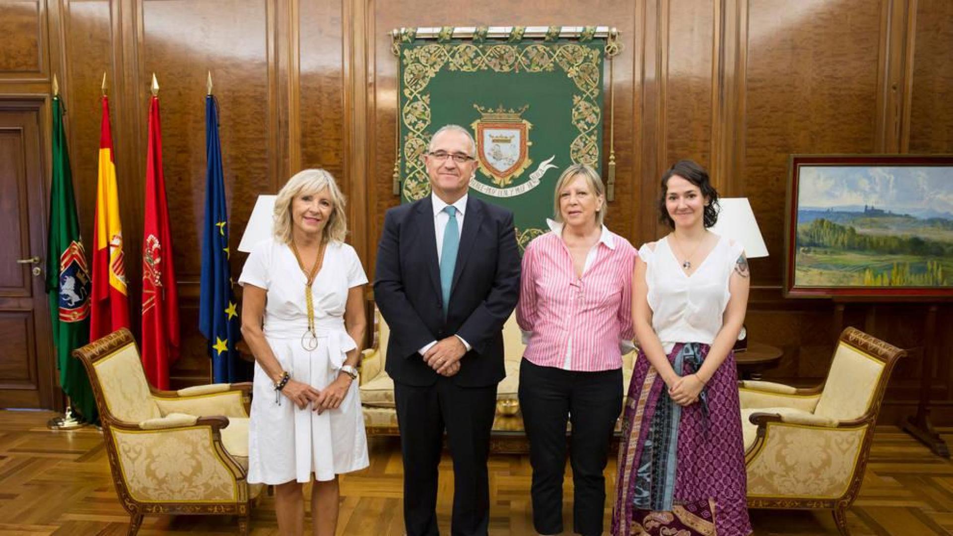 El alcalde de Pamplona recibe a la nueva presidenta de la Asociación Retina Navarra