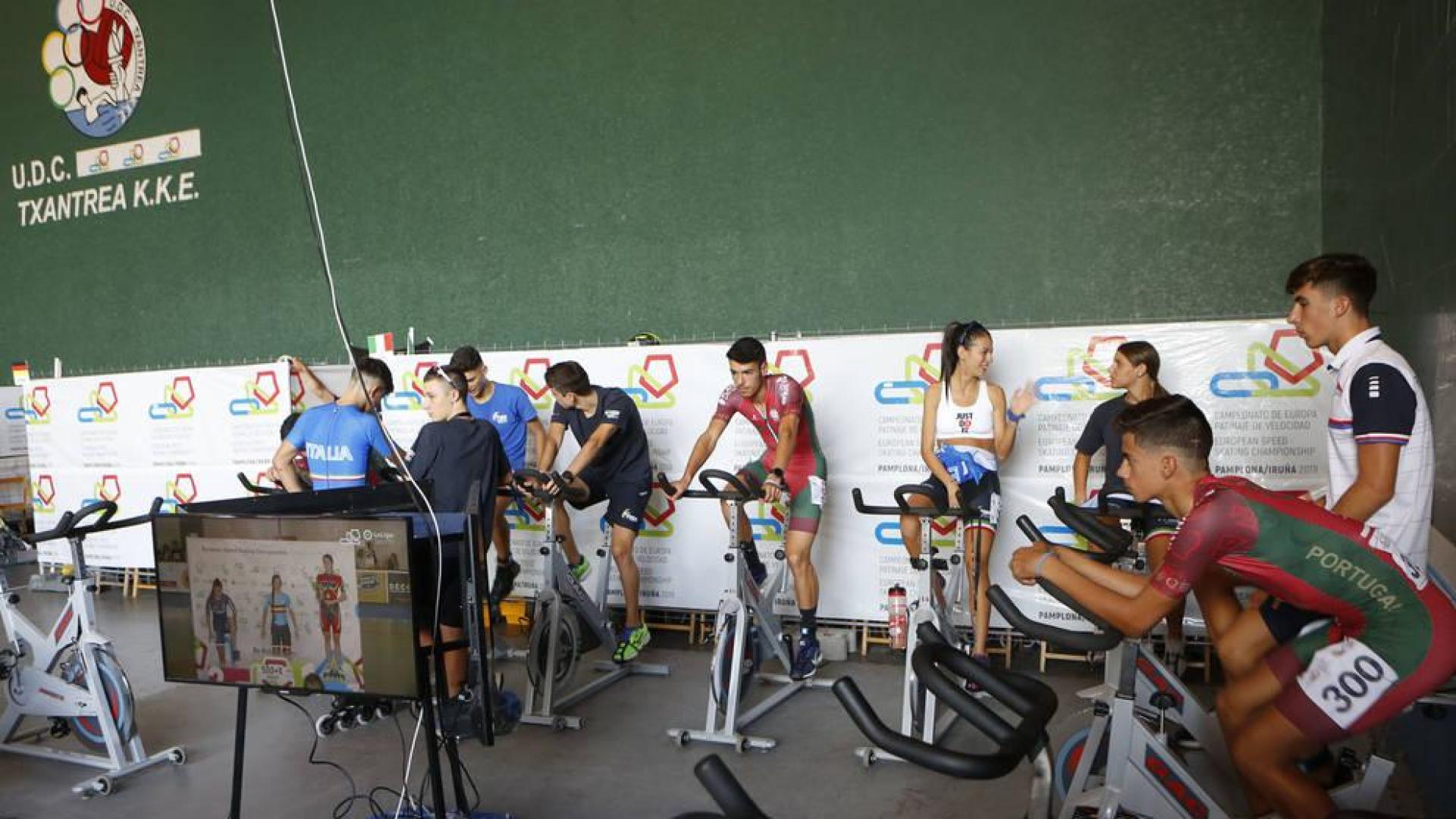 La zona habilitada para patinadores con bicicletas estáticas y pantallas para ver el Europeo.