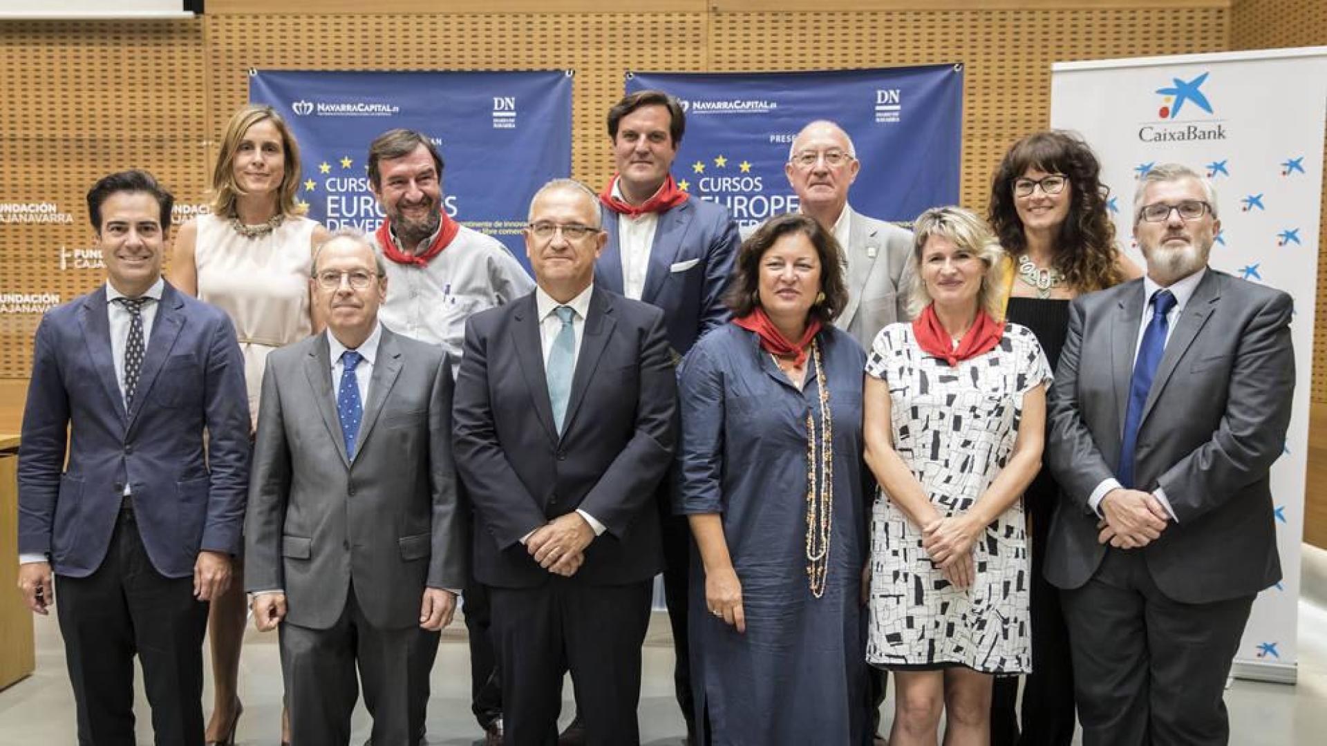 Organizadores de los cursos y ponentes en la última jornada posaron para una foto de familia que sirvió de punto final.