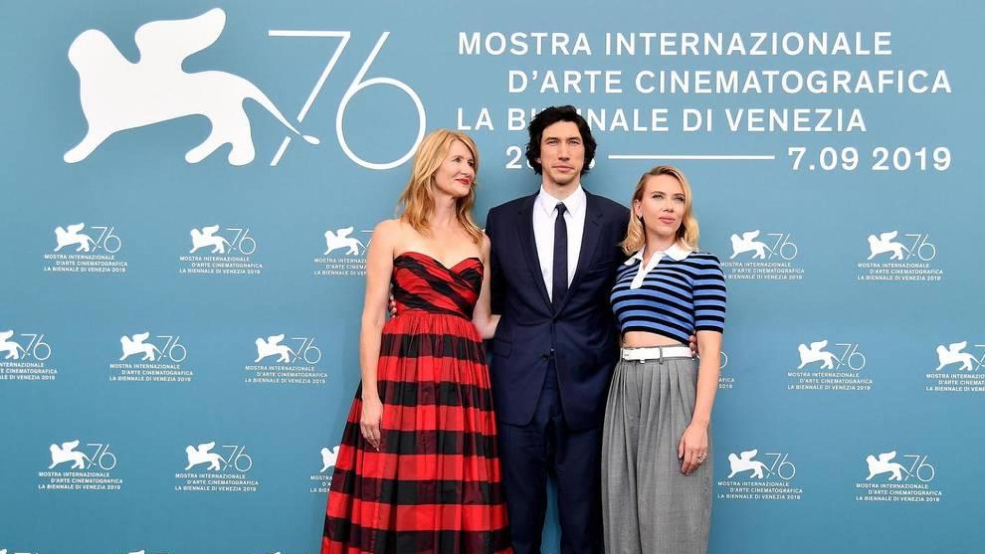 Los actores estadounidenses Laura Dern, Adam Driver y Scarlett Johansson posan en ante el photocall para 'Marriage Story' durante la 76a edición del Festival Internacional de Cine de Venecia, en Venecia, Italia.