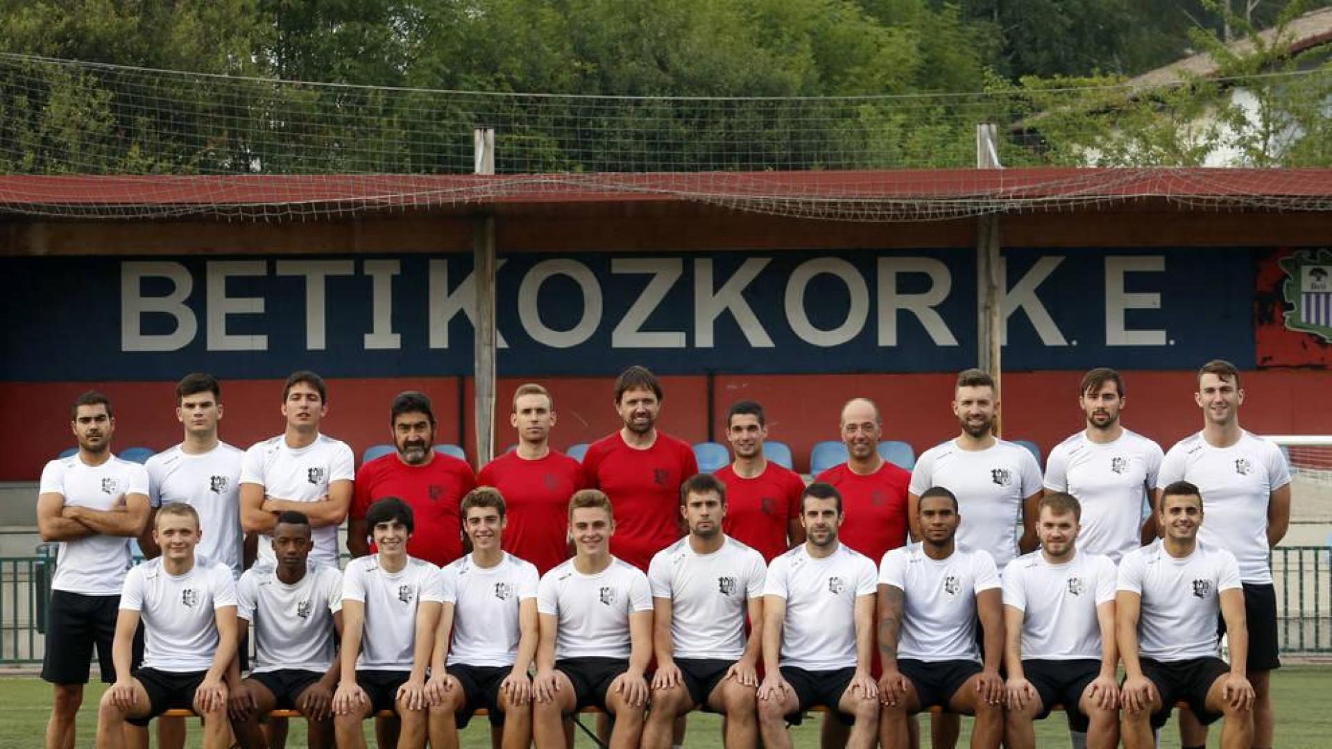 La plantilla y cuerpo técnico del Beti Kozkor posa en el Plazaola de Lekunberri.