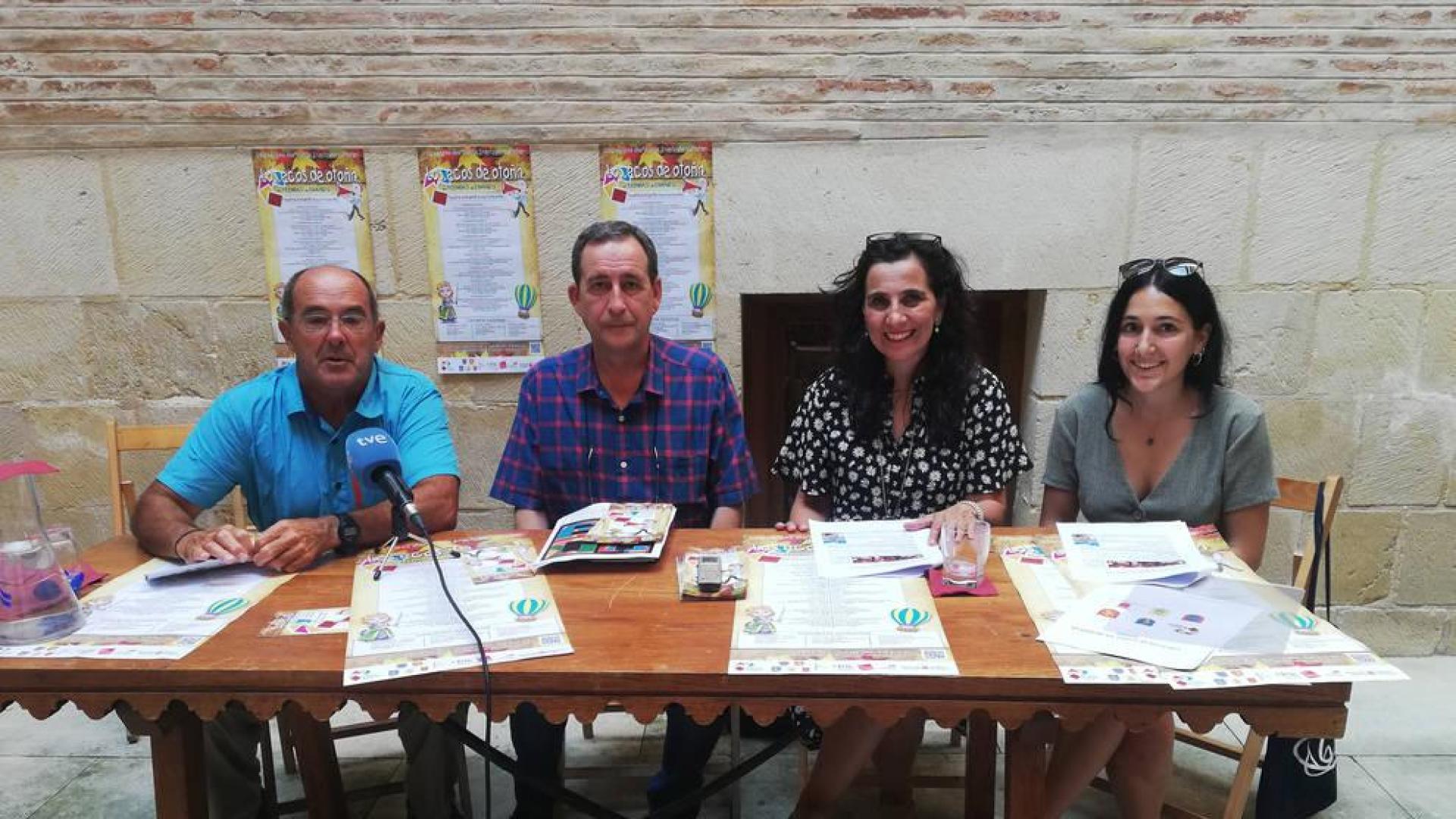 Ángel Luis González, presidente de Tierras de Iranzu; Carlos Gorricho, presidente de la Federación Navarra de Coros; la gerente de la asociación, Charo Apesteguía; y Arreta Urdangaráin, del valle de Yerri.