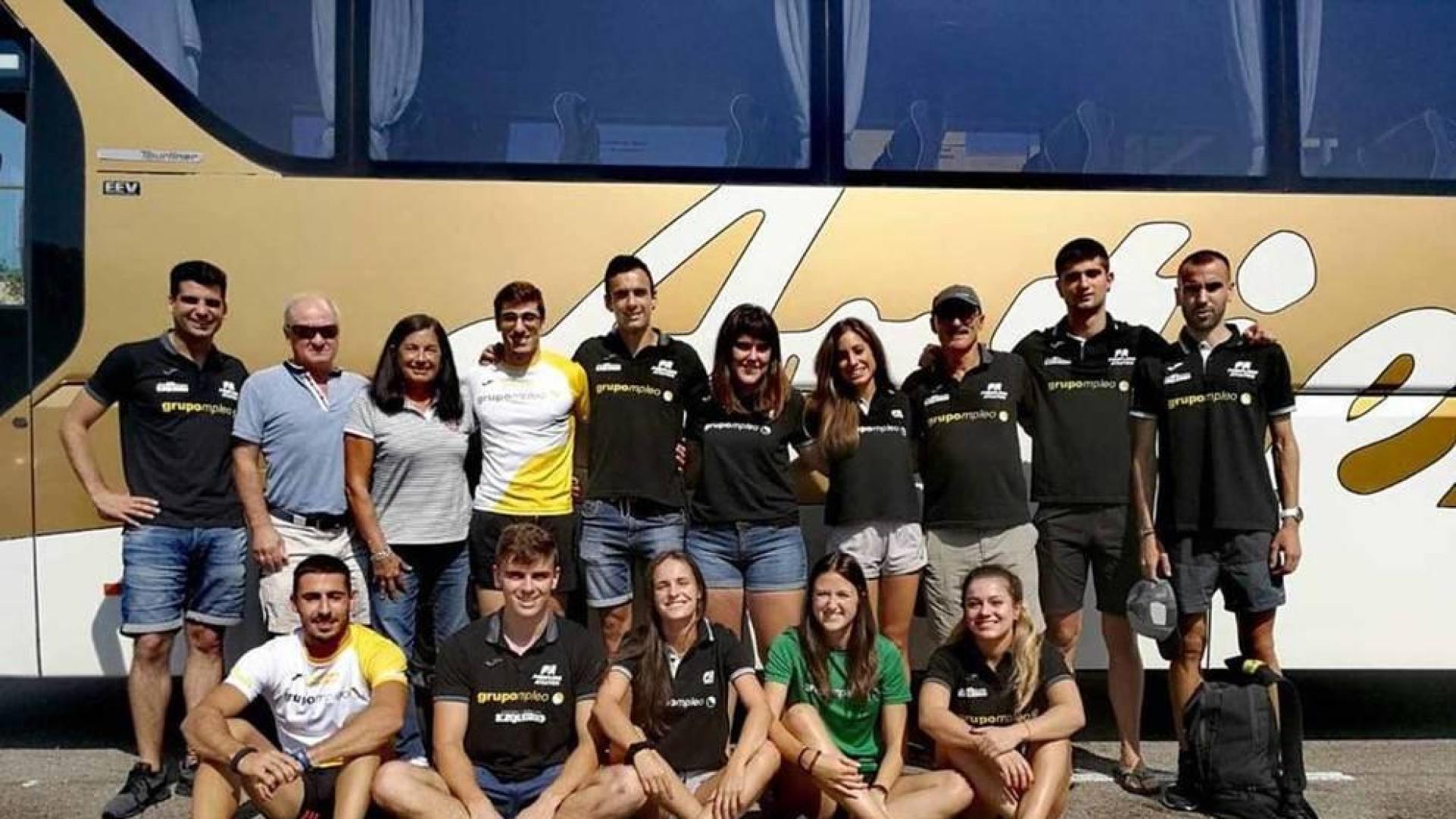 Grupo de atletas del Grupompleo Pamplona Atlético que salieron ayer rumbo a La Nucía (Alicante)