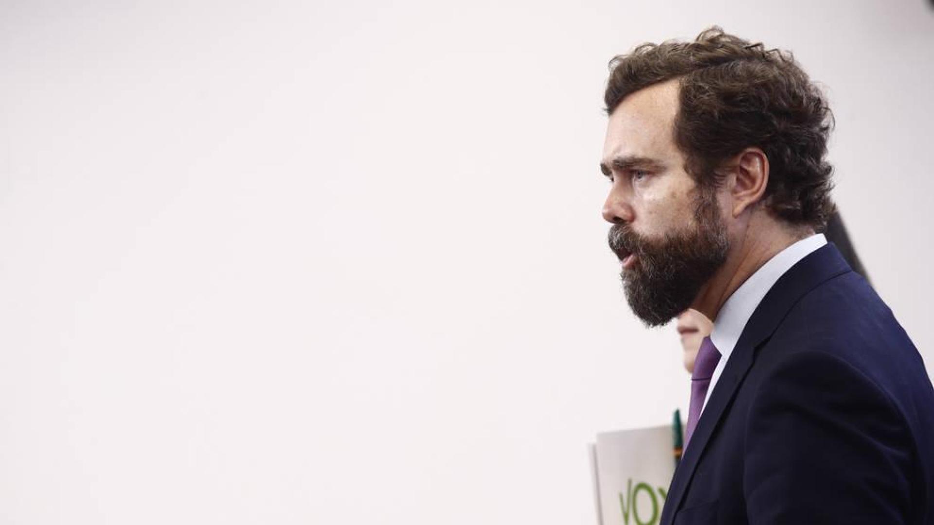 El portavoz de Vox en el Congreso de los Diputados, Iván Espinosa de los Monteros, ofrece declaraciones a los medios de comunicación en la Cámara Baja.