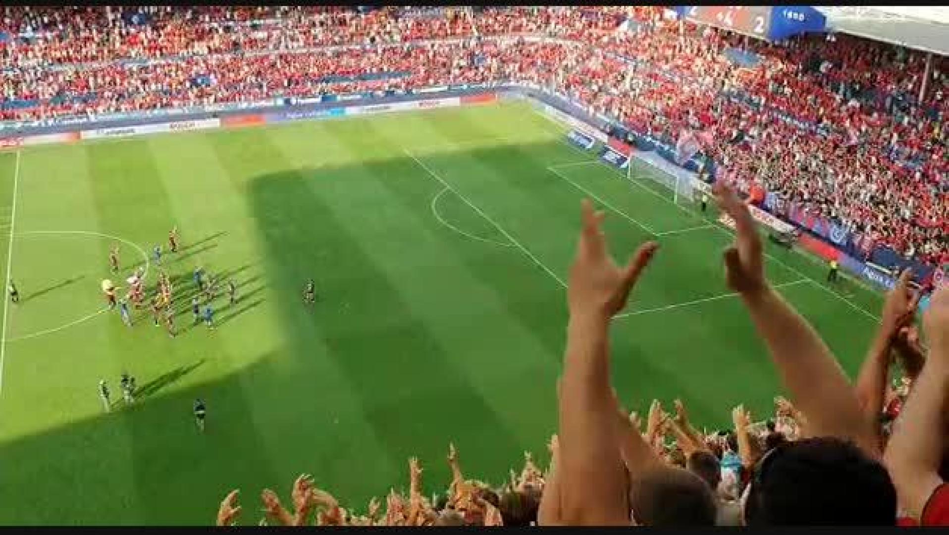 La afición de Osasuna festeja el empate contra el Barcelona
