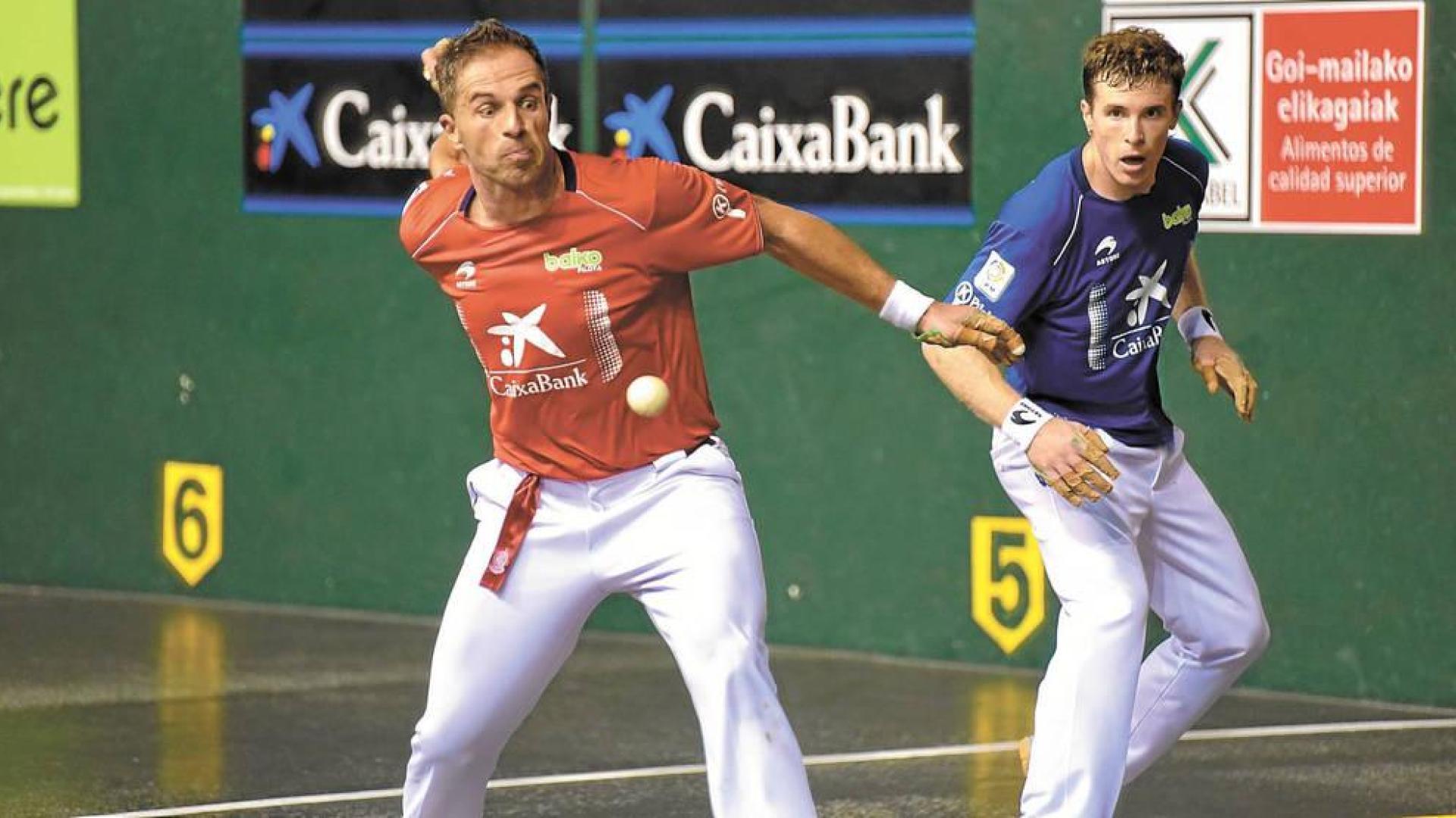 Aimar Olaizola se dispone a dar un pelotazo con Iñaki Artola a su costado, ayer en la final del Atano III.