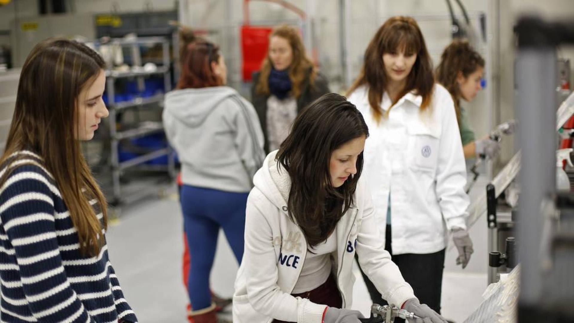 Visita de alumnas a Volkswagen Navarra.