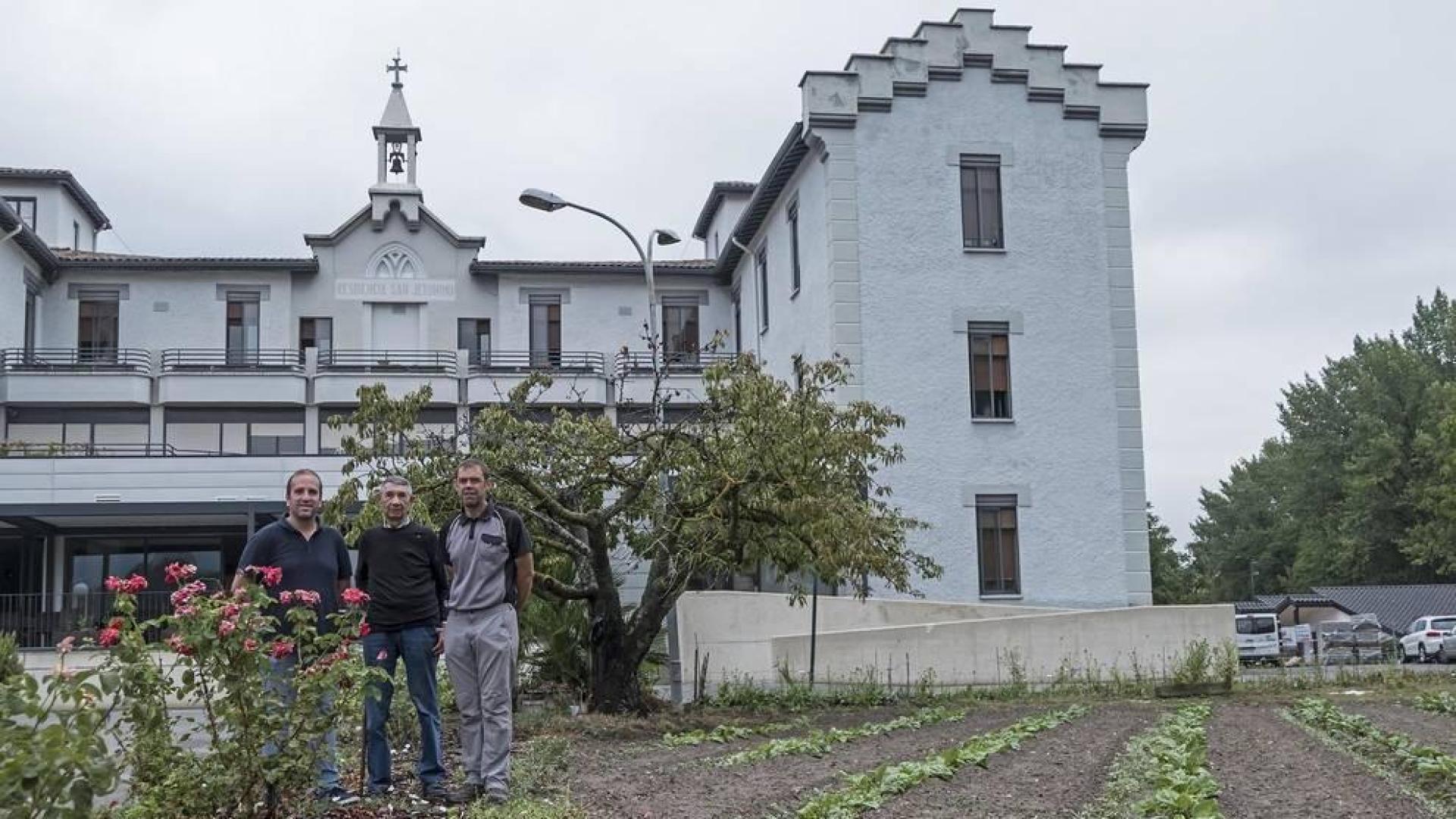 David Cabrero, director de la residencia San Jerónimo de Estella, junto a Francisco Bello e Iñaki Lasa.