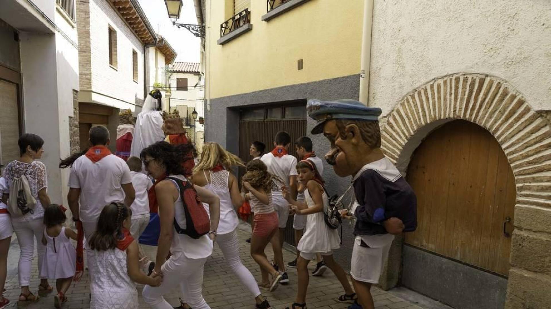 Todas las fotos del desfile de gigantes y gaiteros de fiestas de Lumbier 2019