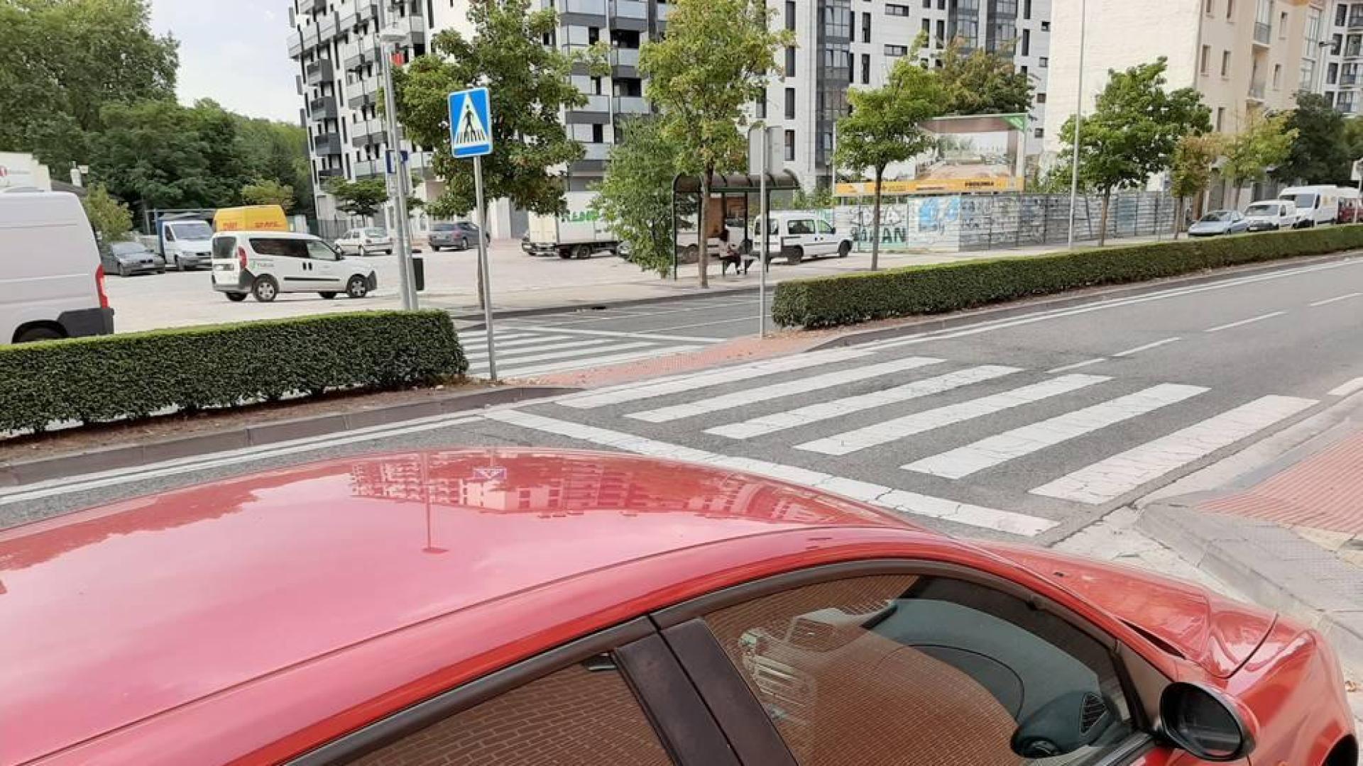 La Ordenanza vigente en Pamplona desde el 2 de agosto, prohíbe aparcar en los 5 metros previos a un paso peatonal