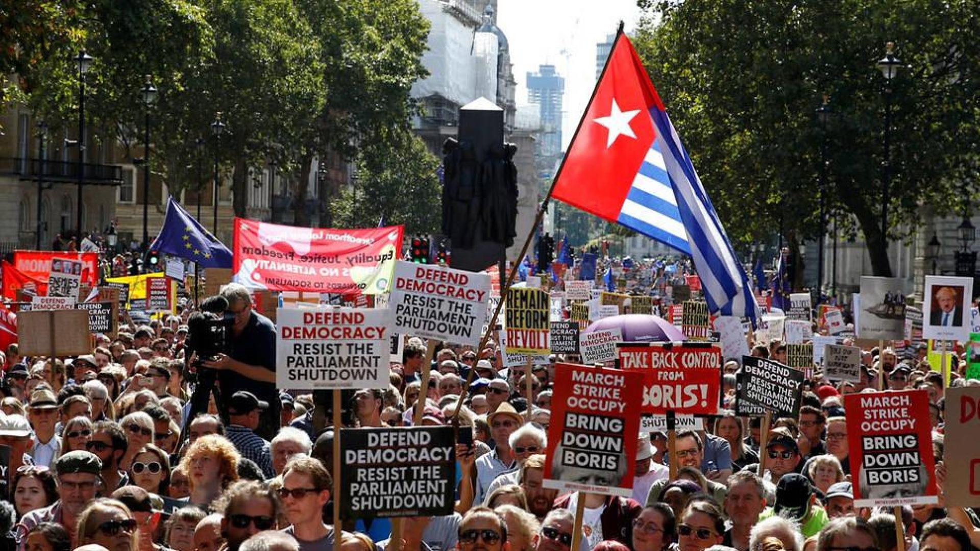 Cientos de miles de británicos se manifiestan contra la disolución del Parlamento
