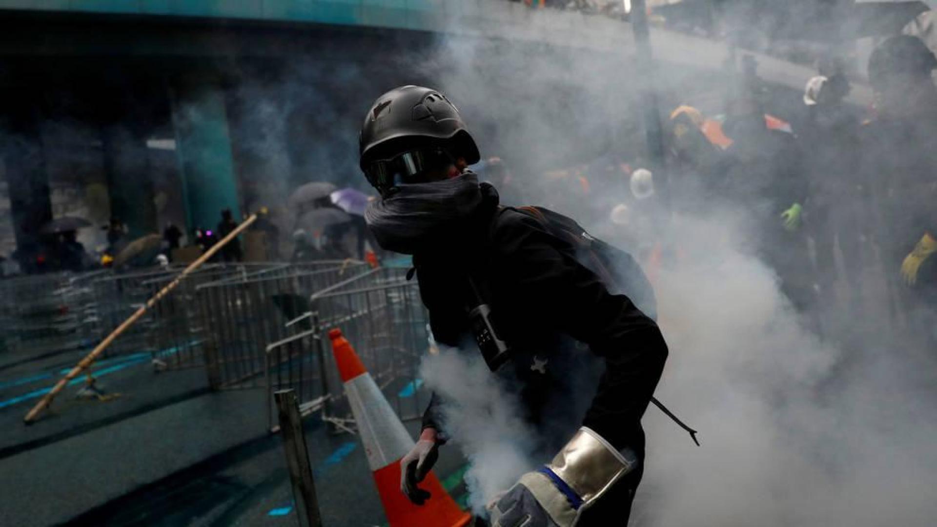 Los hongkoneses responden con los enfrentamientos más fuertes de las últimas semanas