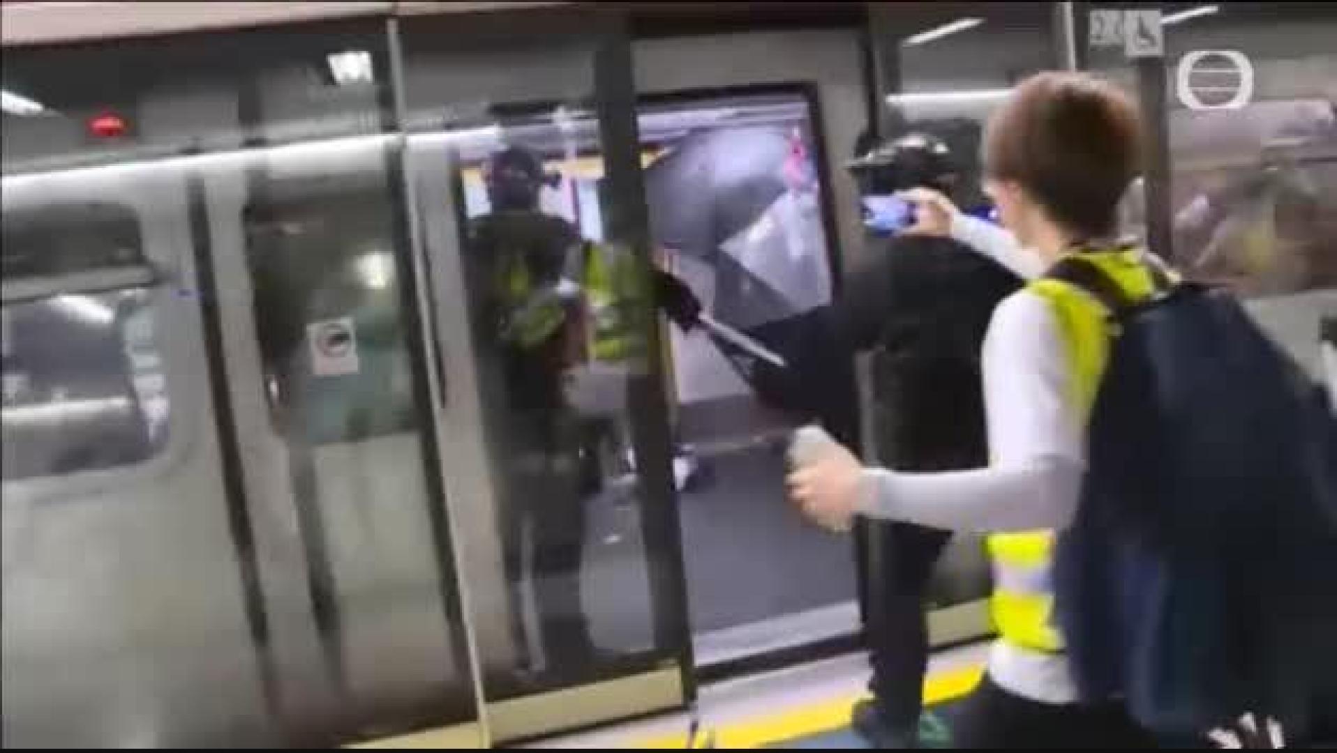 Cinco heridos graves tras la violenta carga policial contra los manifestantes en el metro de Hong Kong