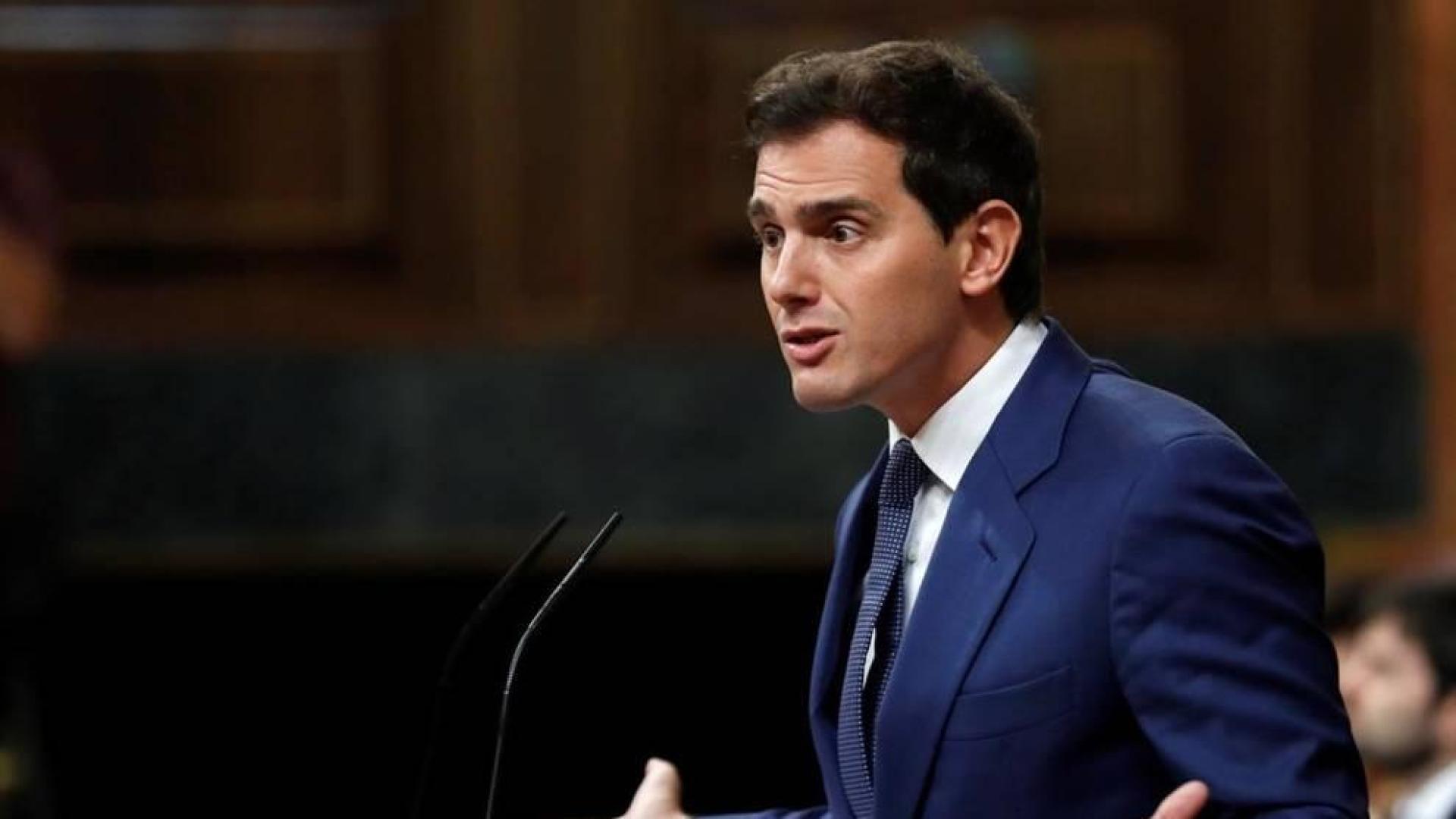 Rivera carga contra Sánchez por tratar a España como "un botín" que repartirse