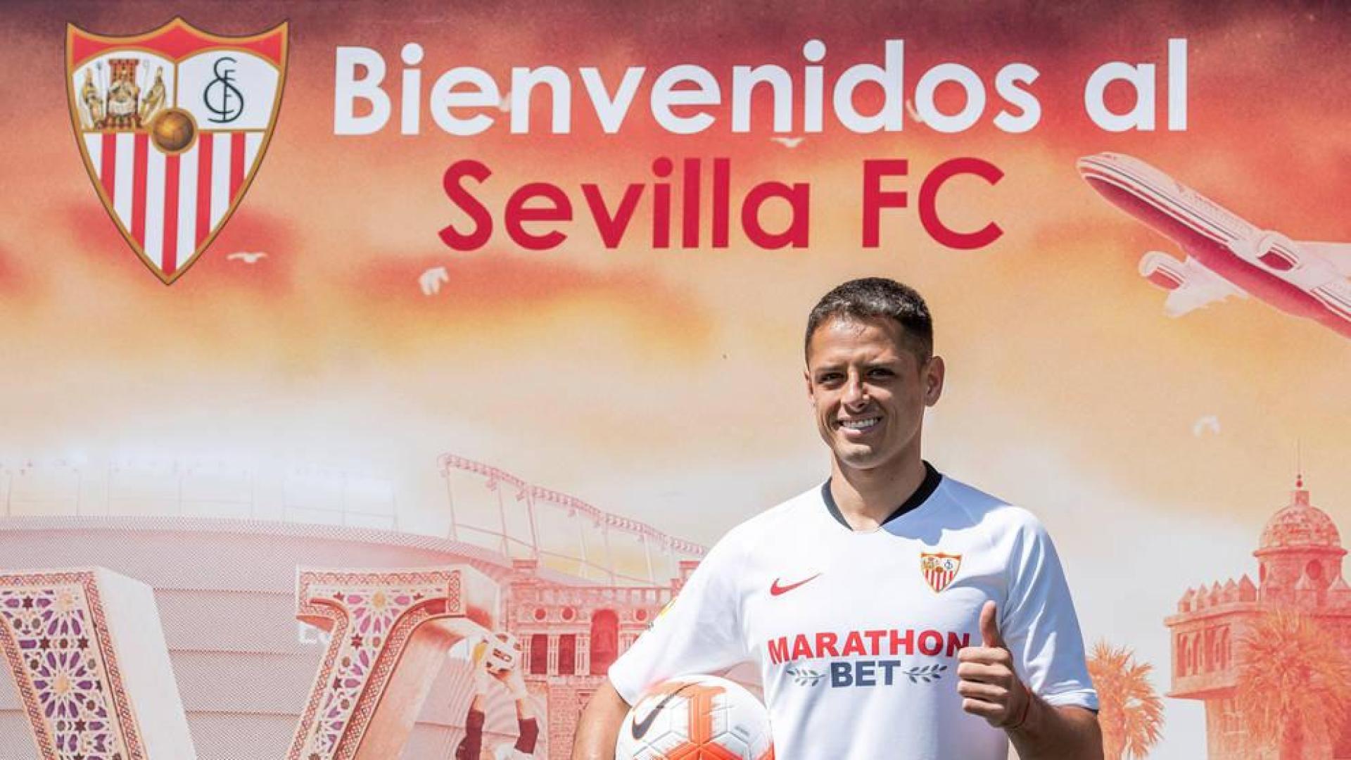 "Chicharito" durante su presentación este lunes como jugador del Sevilla hasta junio de 2022.